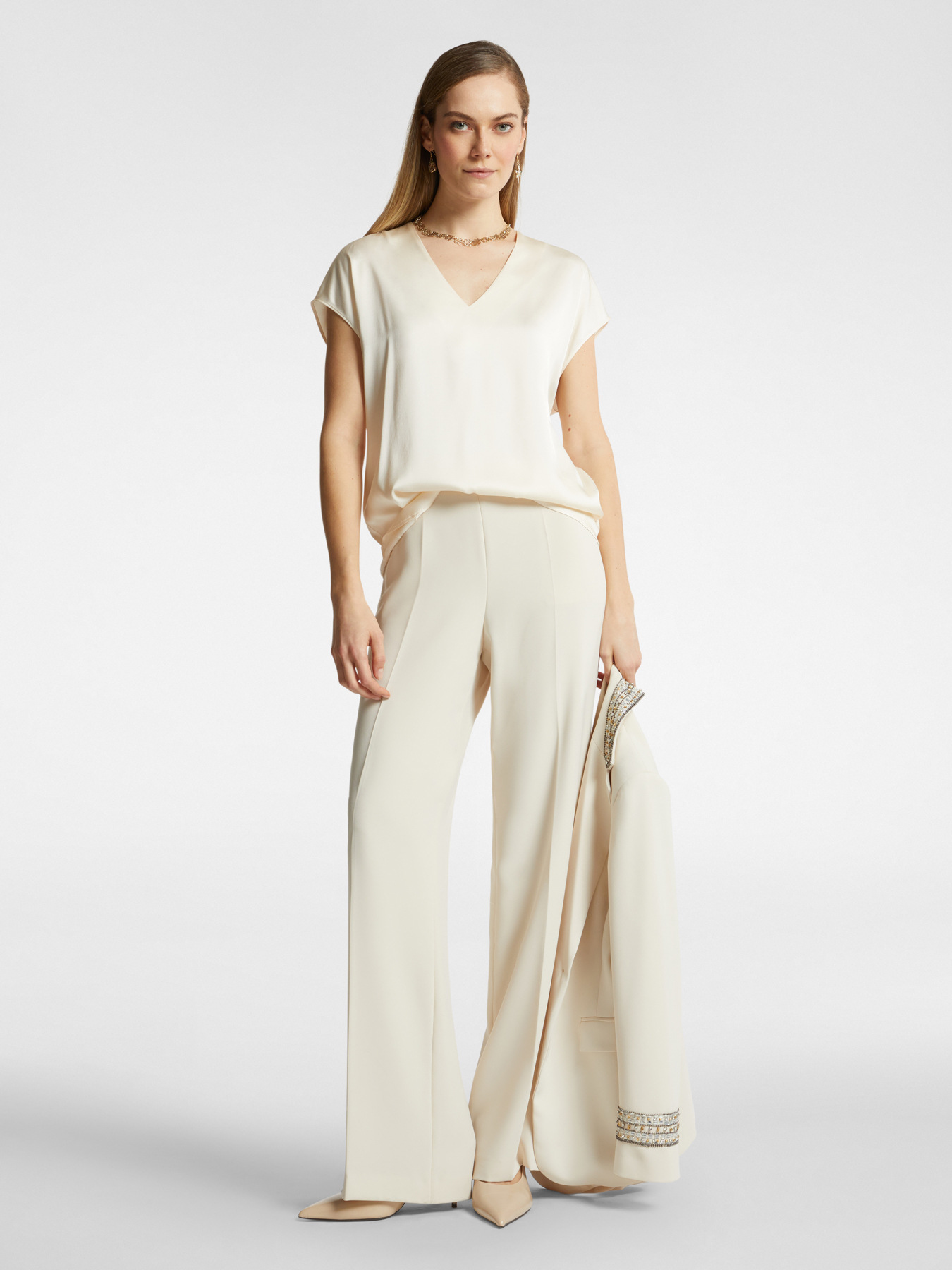 Blusa de raso con escote de pico image number 2