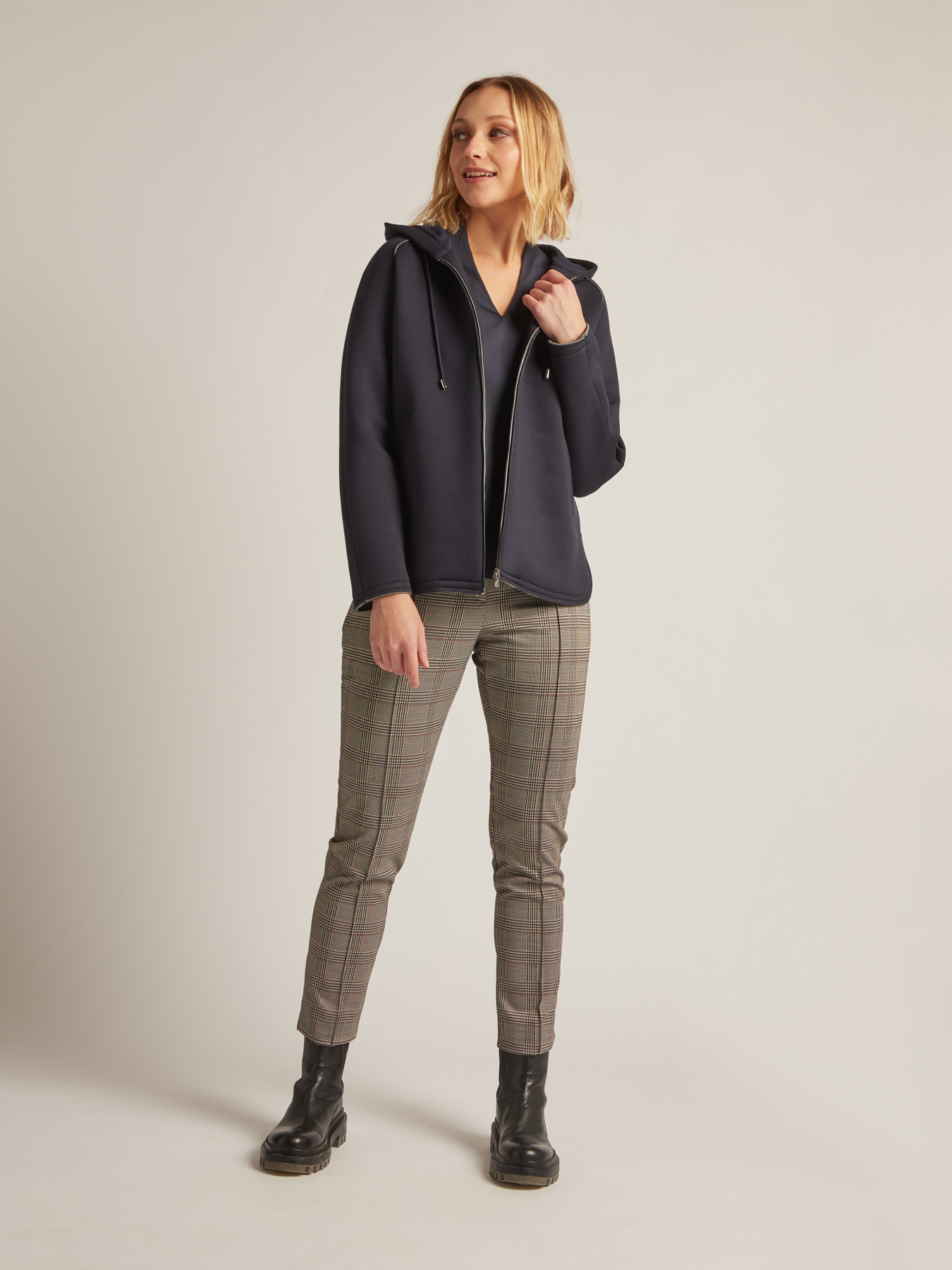 Sweat-shirt en n&eacute;opr&egrave;ne avec fermeture &eacute;clair image number 2