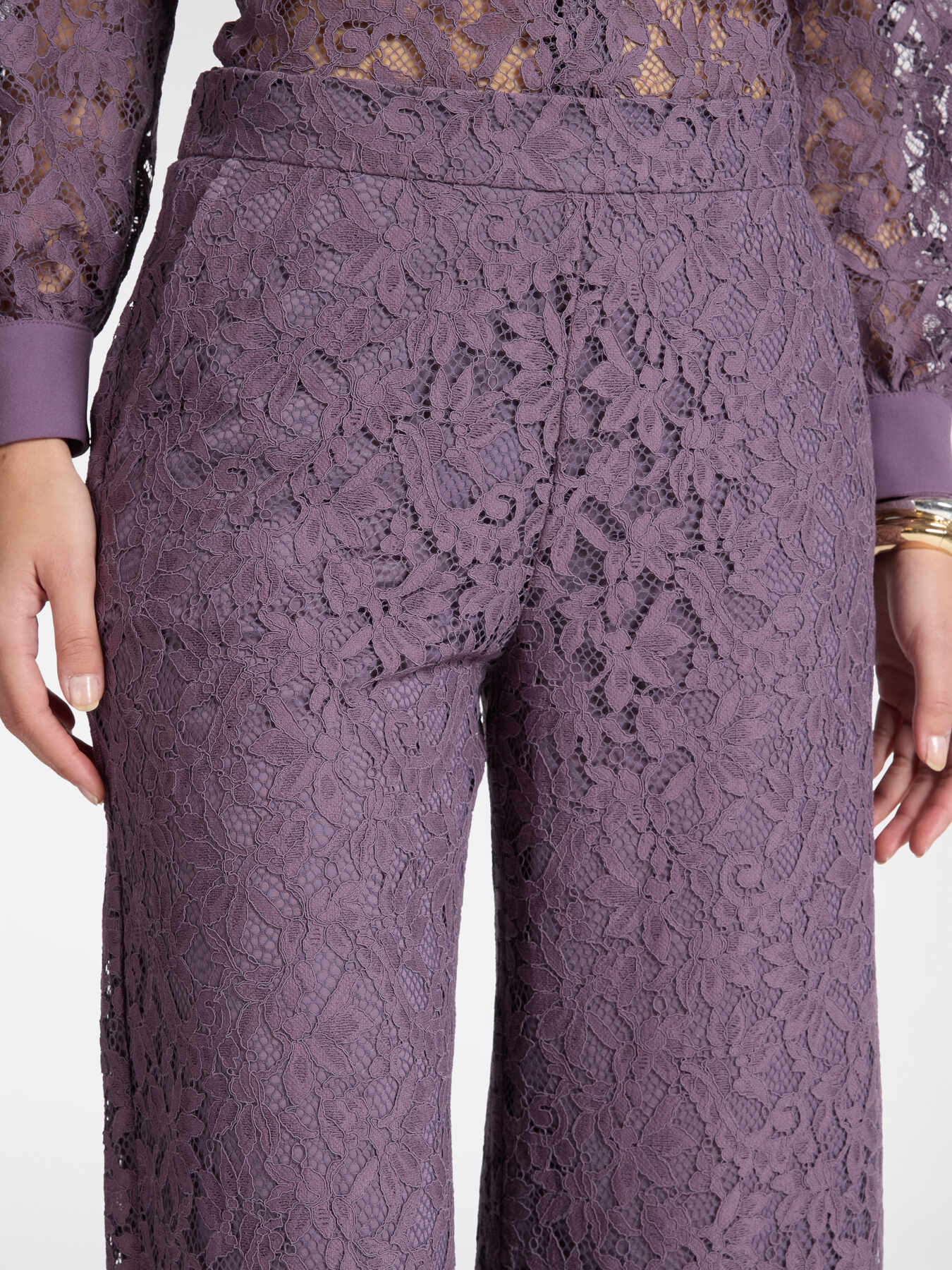 Pantaloni cropped in pizzo image number 3