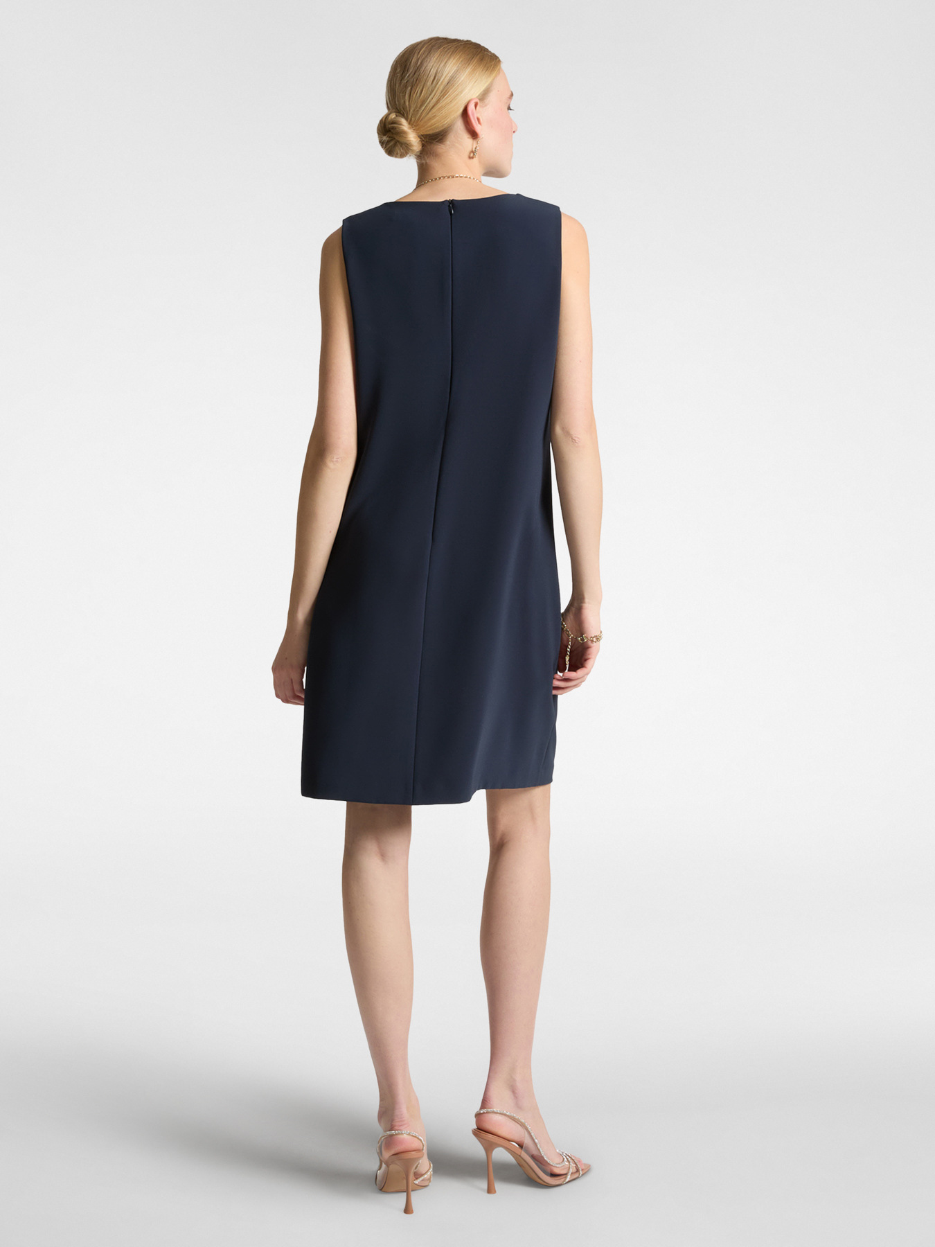 Elegantes Kleid mit Stickerei image number 1