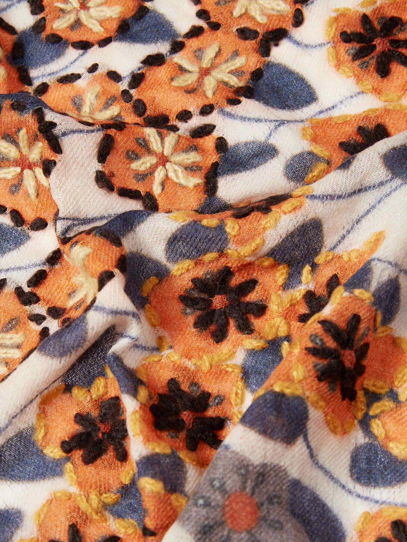 Sciarpa in lana ricamata image number 2