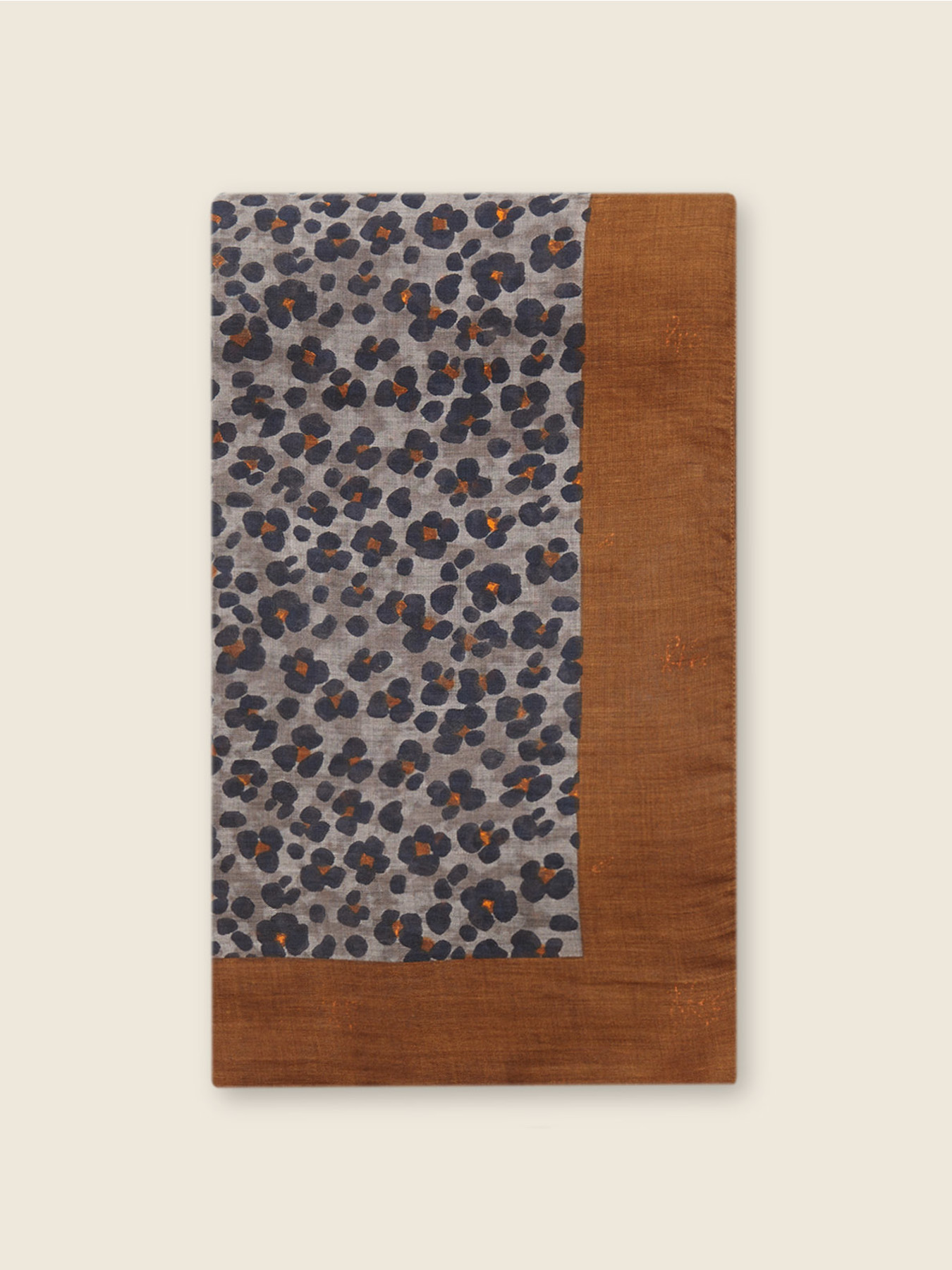 Pa&ntilde;uelo estampado image number 2