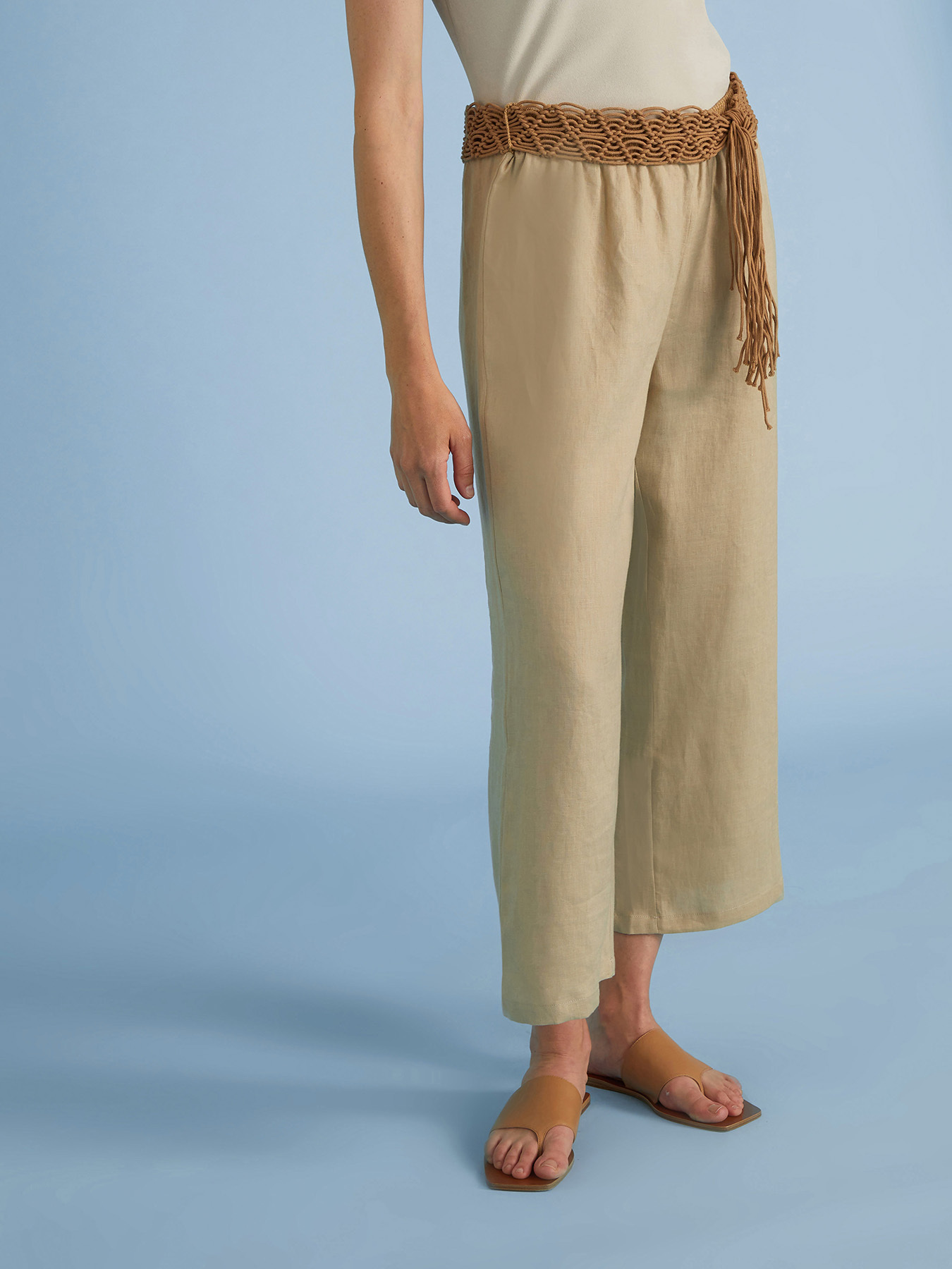 Pantalones cropped de lino con cintur&oacute;n de cuerda image number 3
