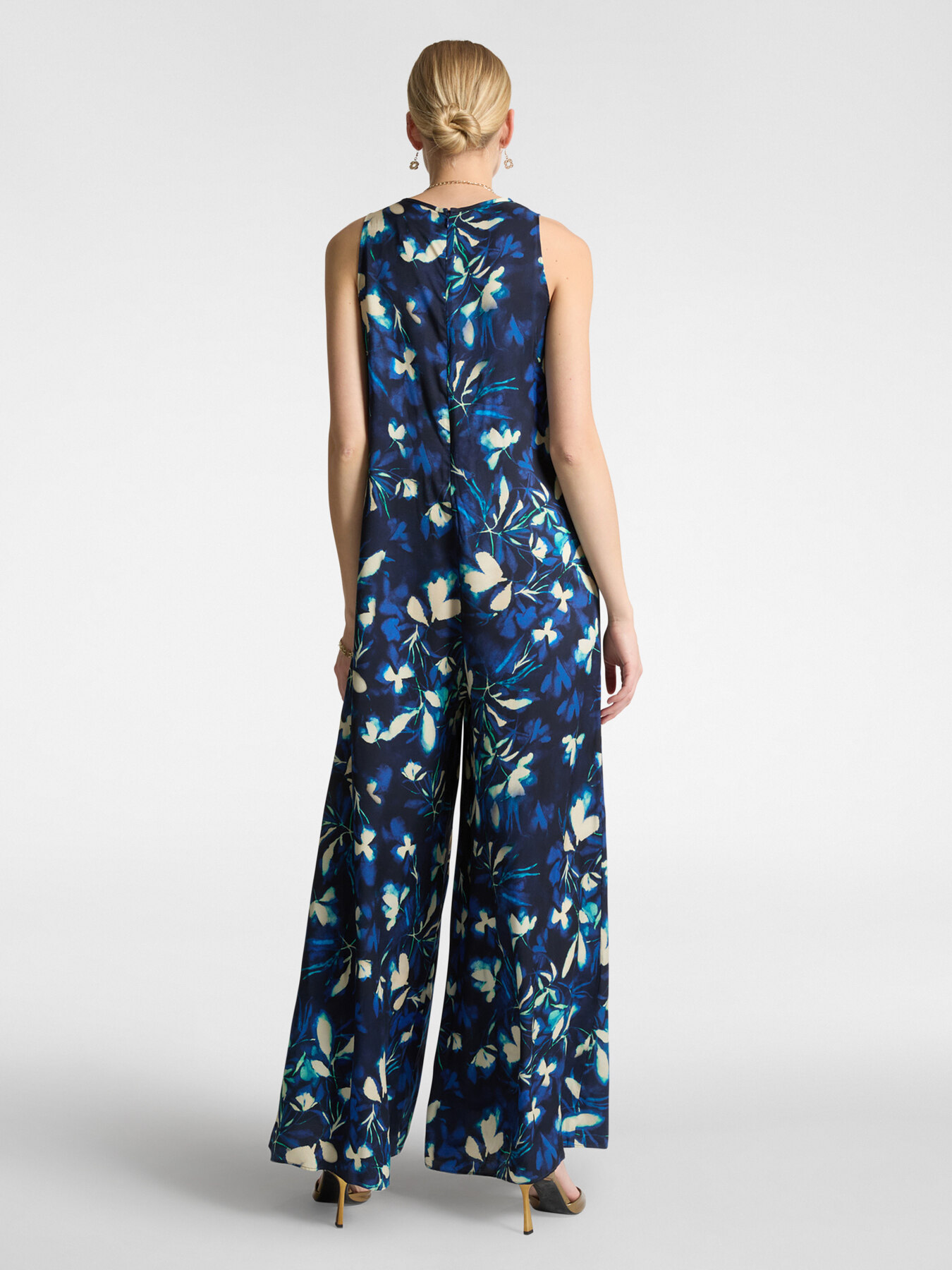 Conjunto elegante estampado con mono y blusa image number 1