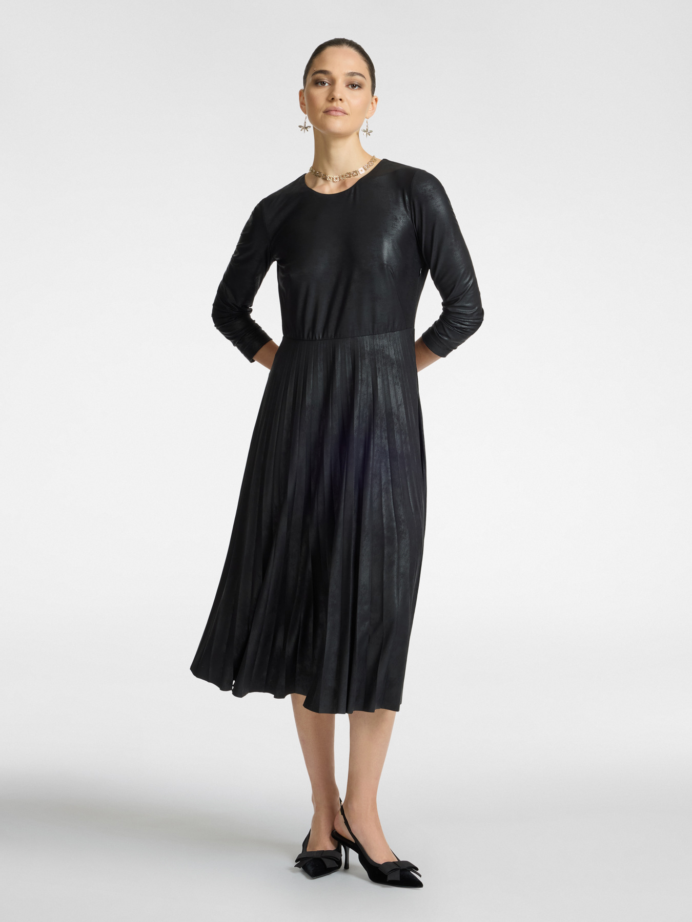 Ich wohne mit Faltenrock image number 2