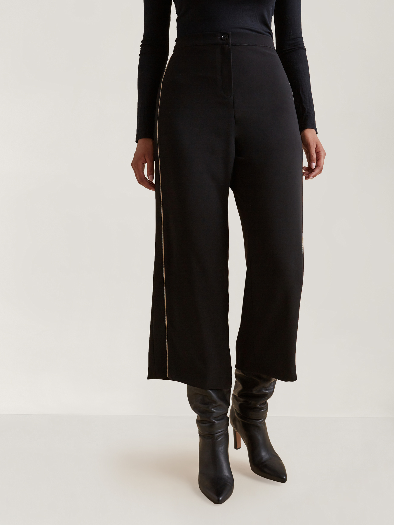 Pantaloni cropped con bordi ricamati image number 2