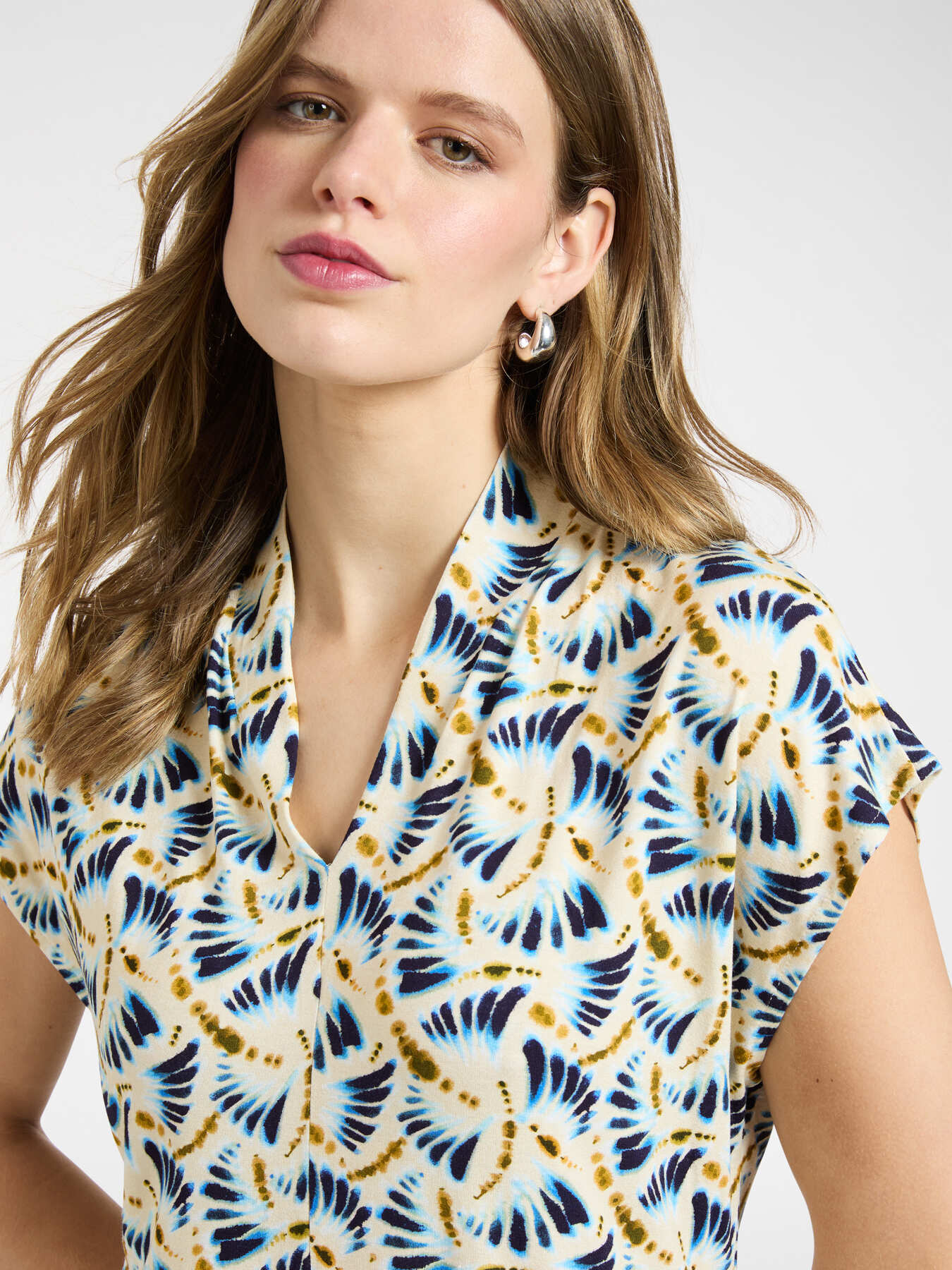 T-shirt stampata con scollo a V image number 3