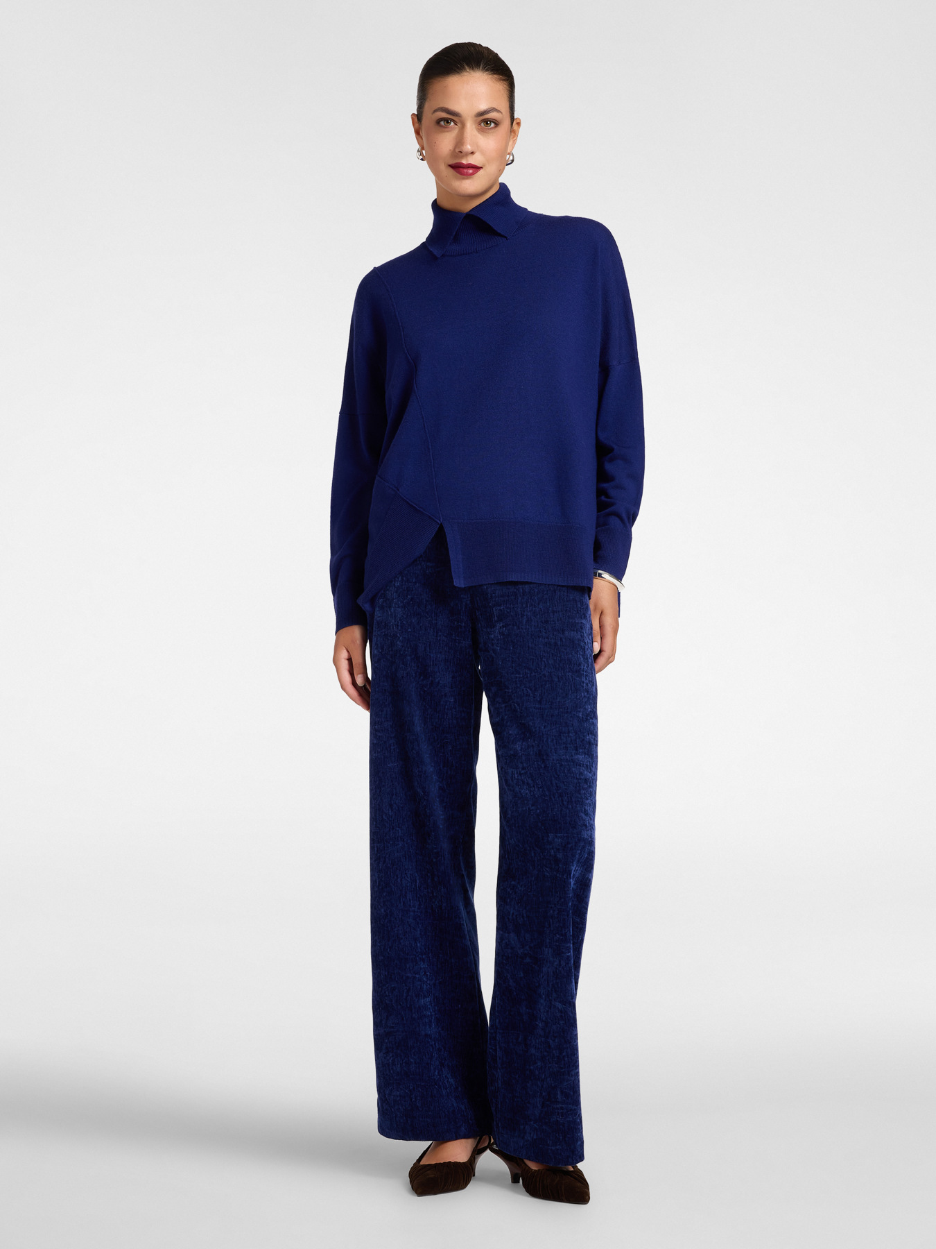 Rollkragenpullover aus Wolle mit asymmetrischem Abschluss image number 2