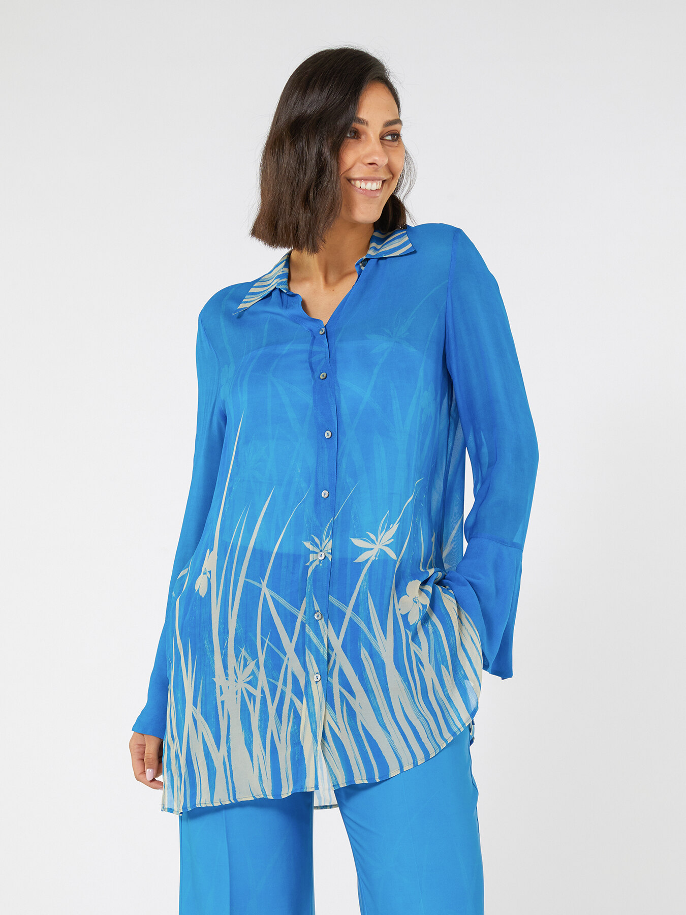 Camisa em georgette com estampa aplicada image number 3