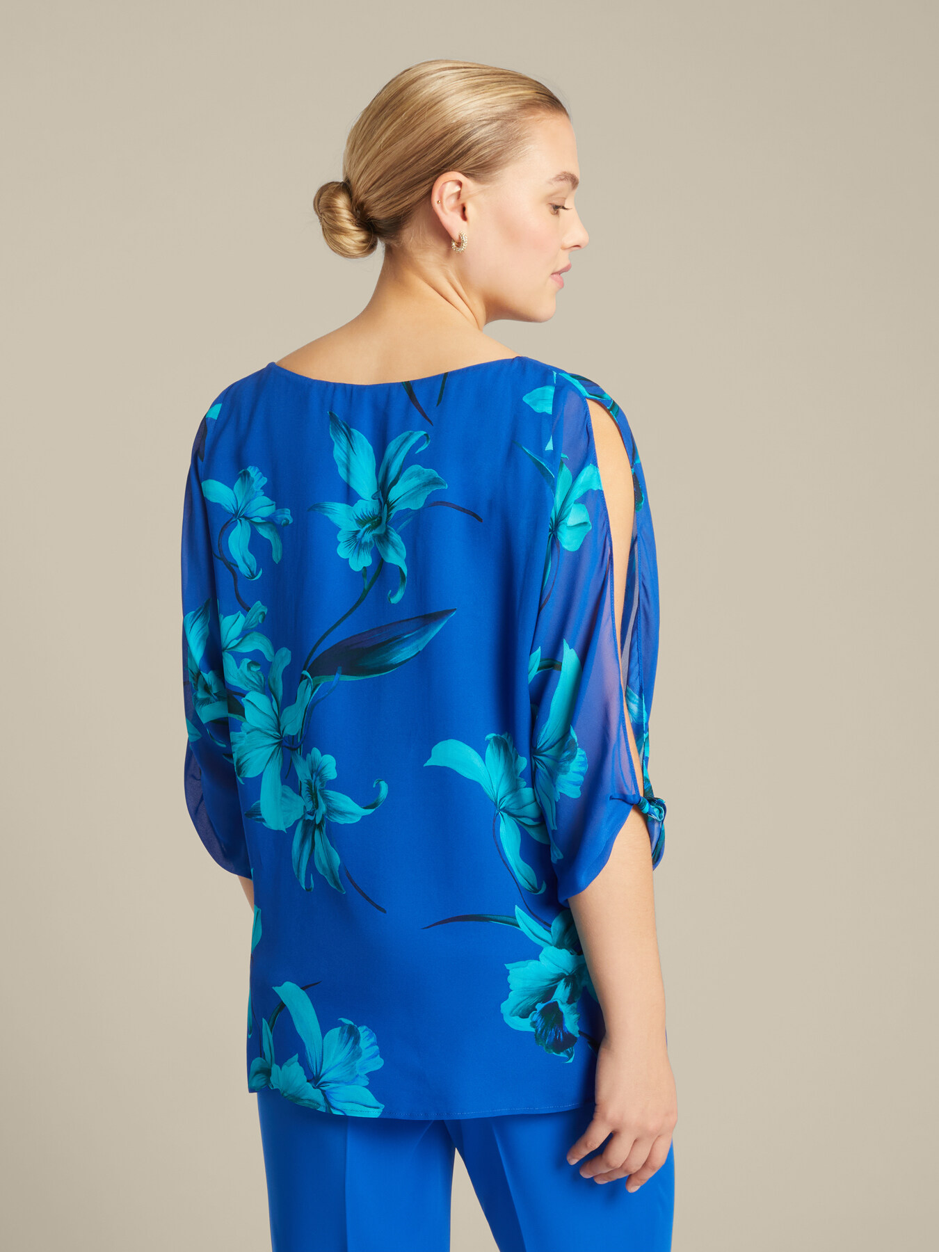 Blumenbluse mit Schlitzen image number 1