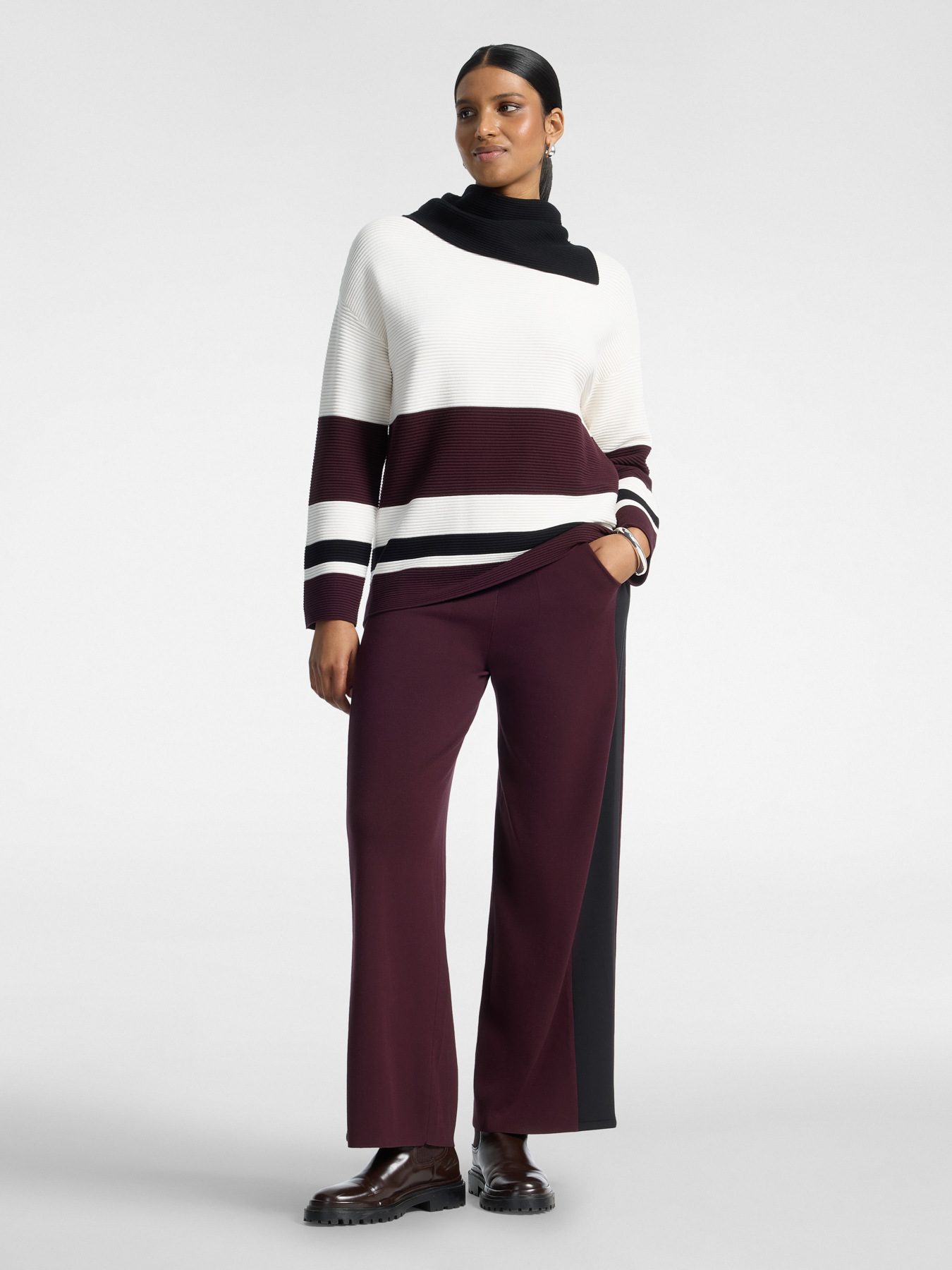 Gestreifter Strickpullover mit asymmetrischem Rollkragen image number 2