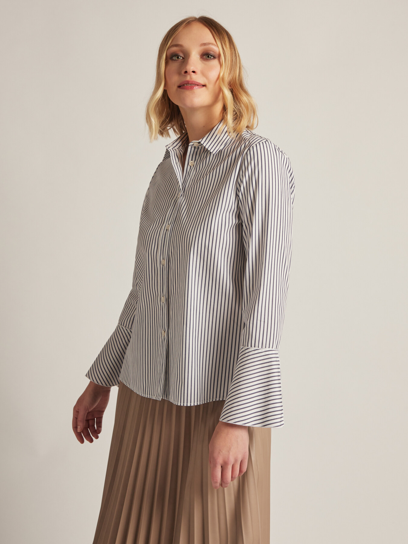 Camicia a righe con maniche svasate image number 2