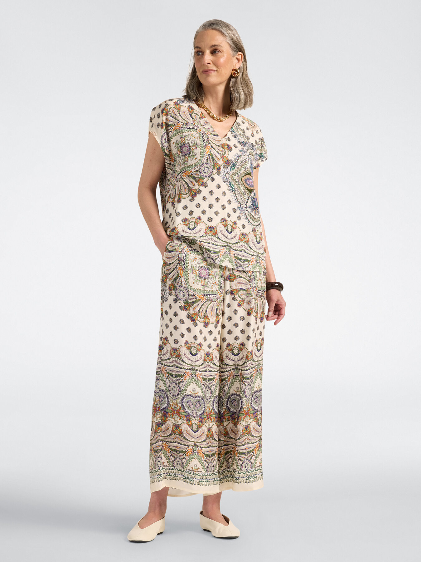 Blouse en viscose imprim&eacute;e avec encolure en V image number 2