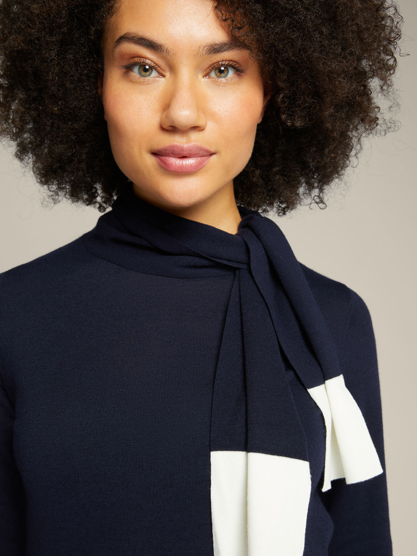 Pull com echarpe de lã sustentável image number 2