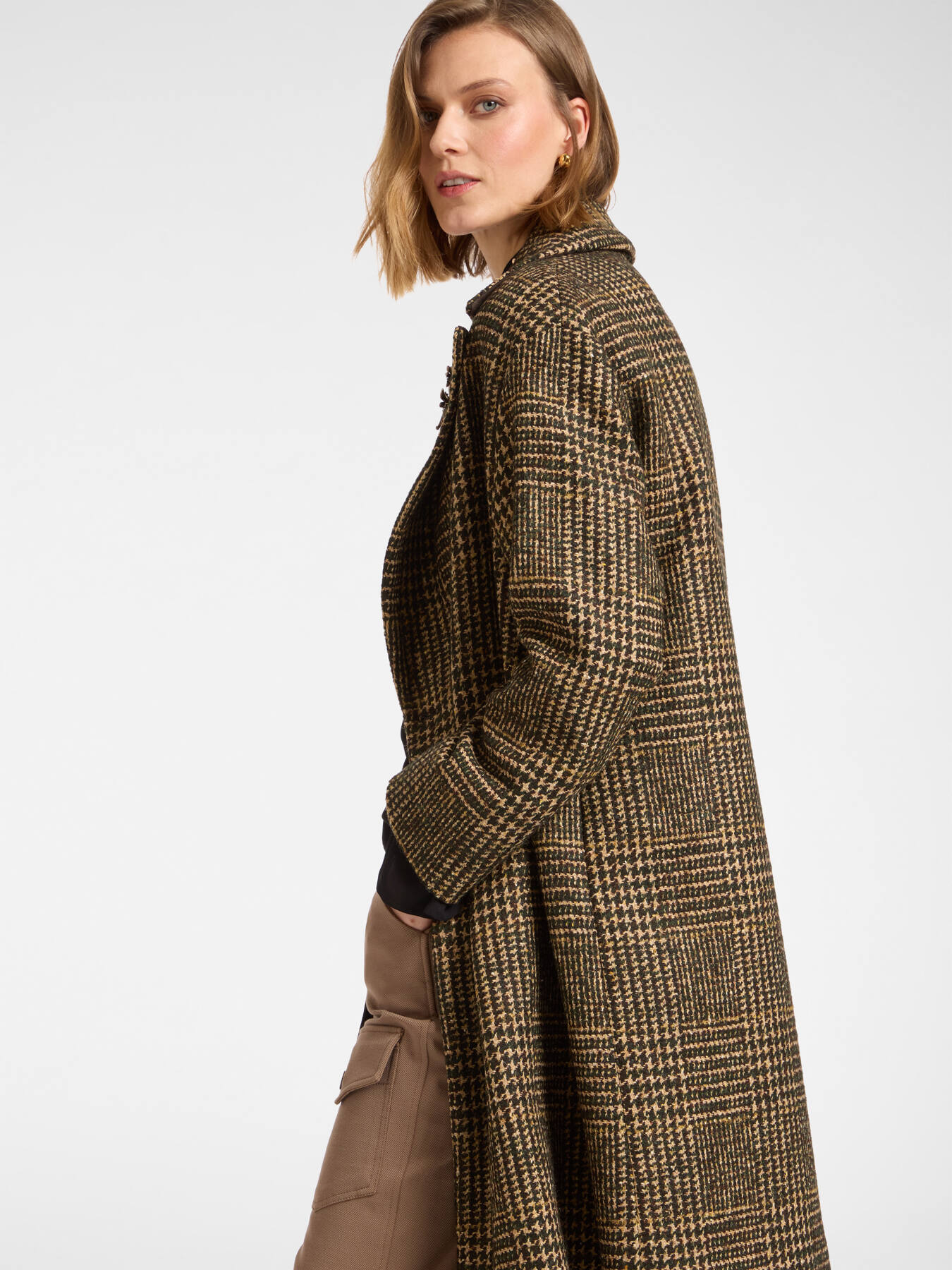 Welsh coat with brooch image number 4