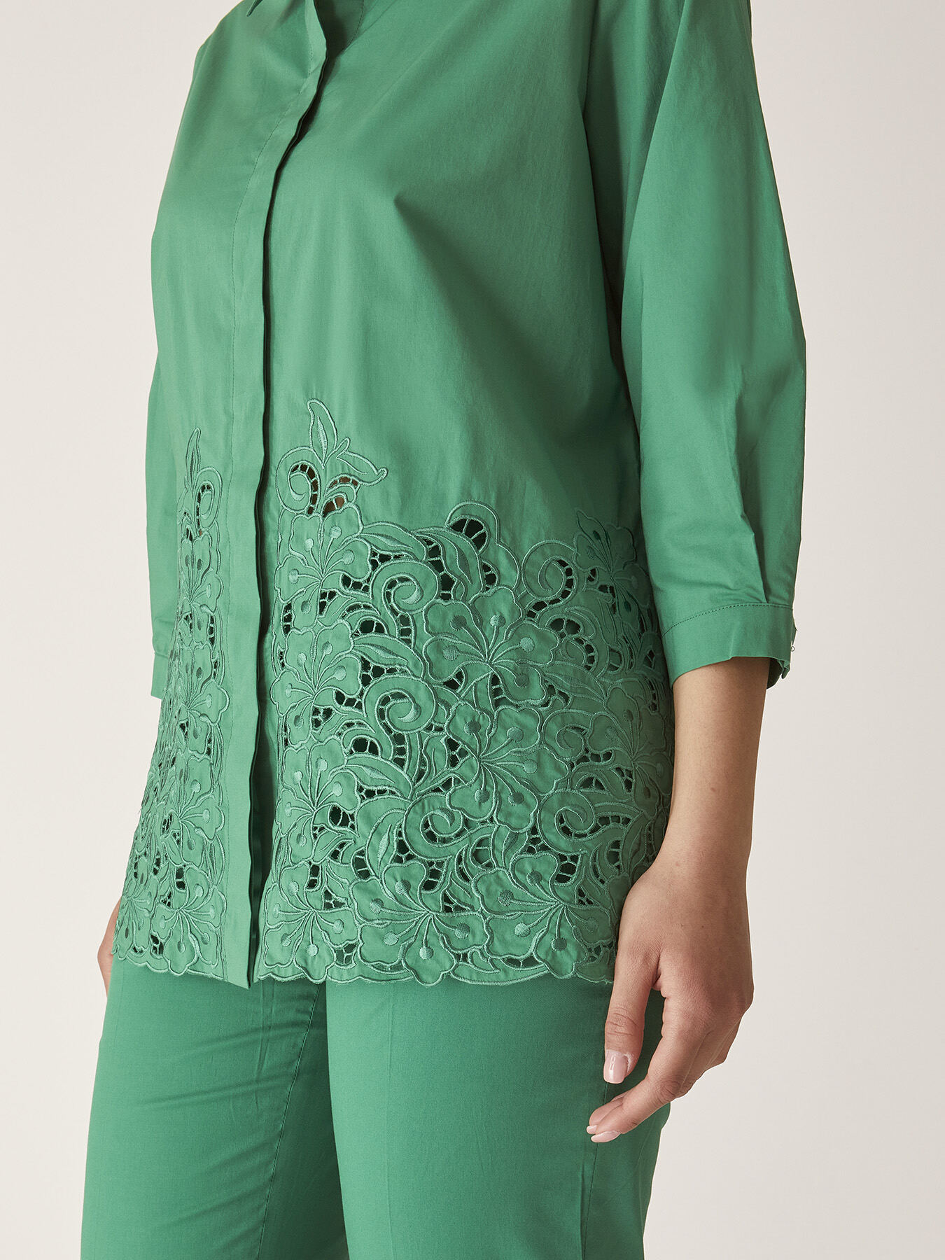 Camisa con bordado calado image number 2