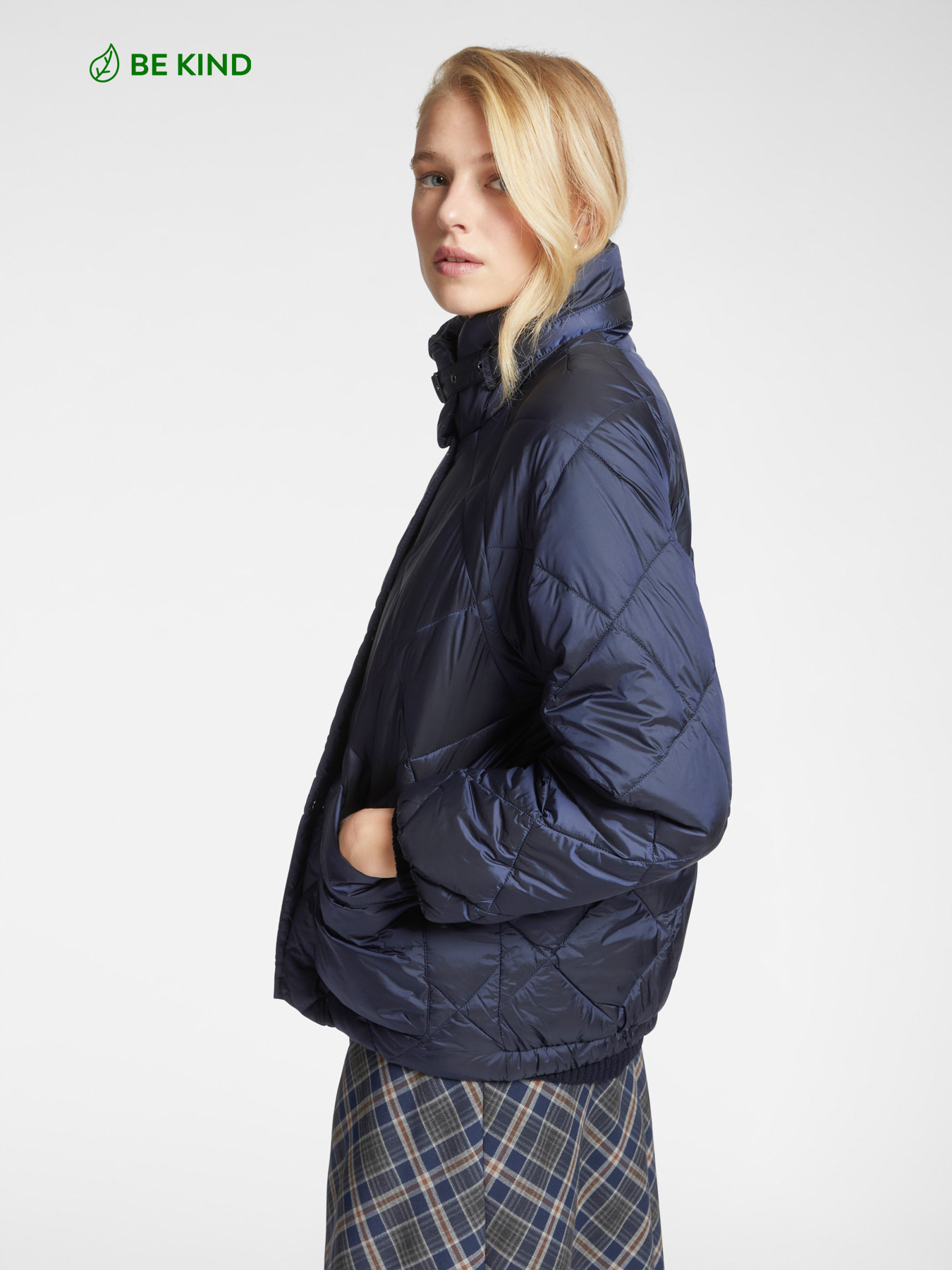 Diamond-quilted down jacket with pockets image number 0