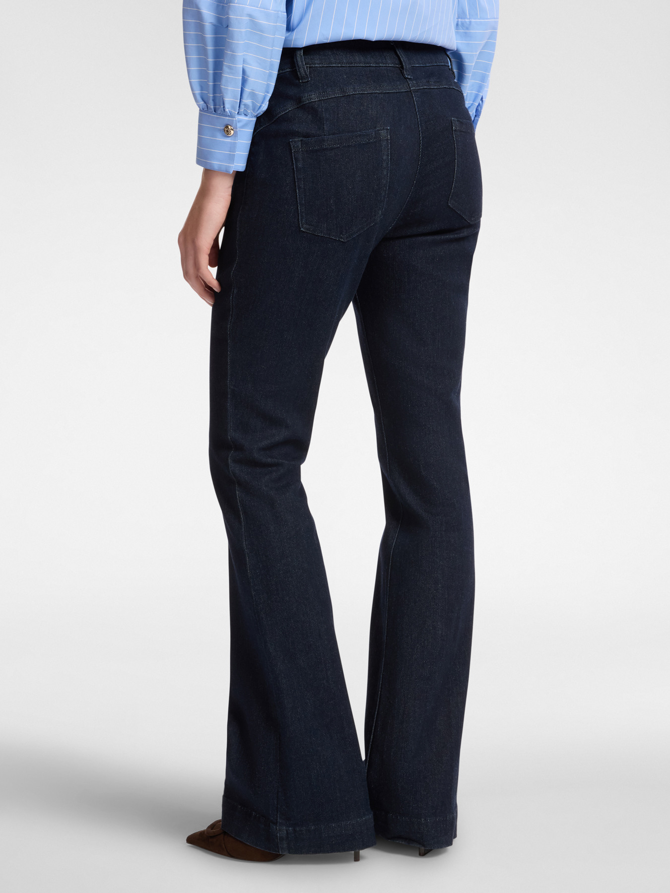 Cal&ccedil;a jeans flare sob medida image number 1