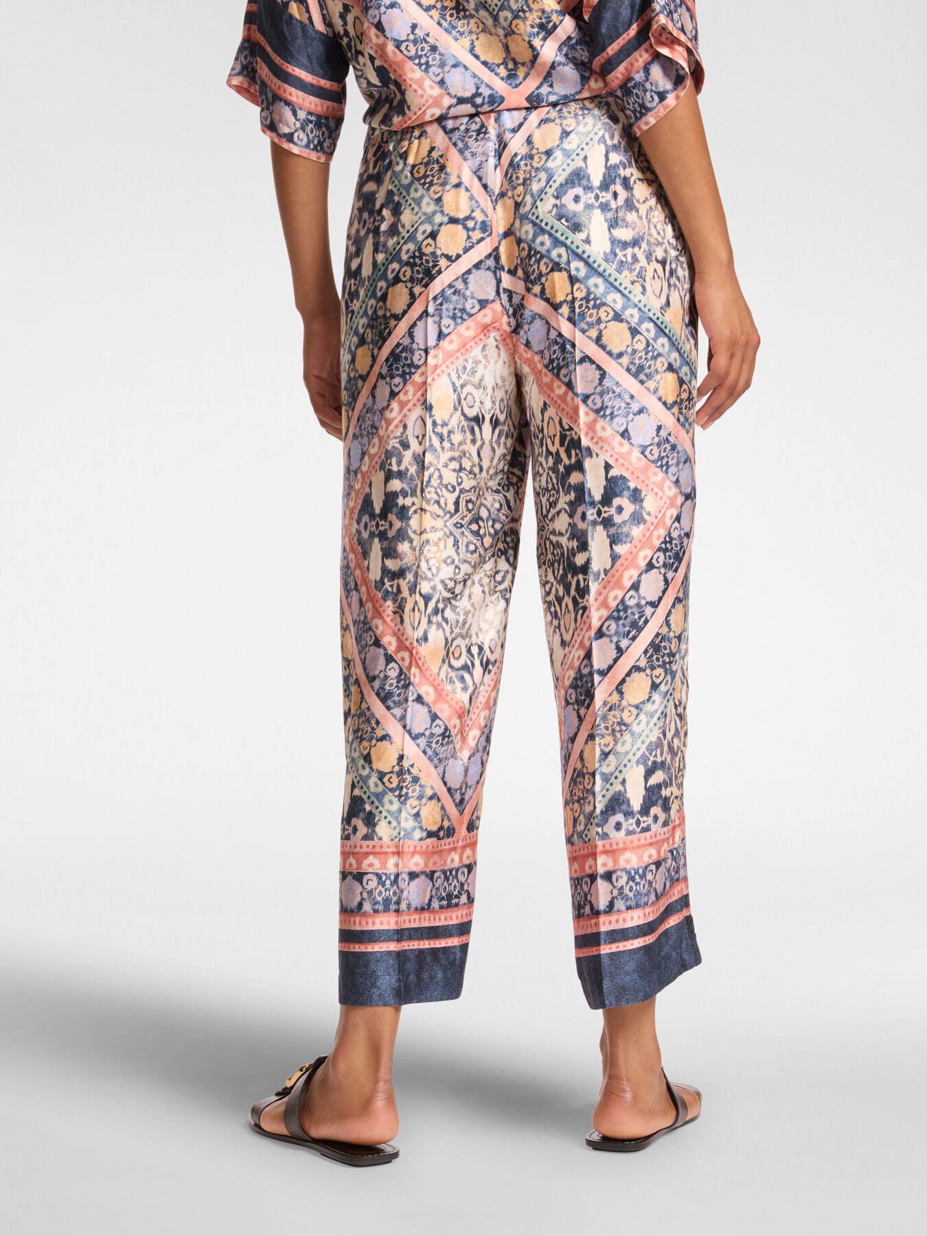 Pantaloni cropped stampati image number 1