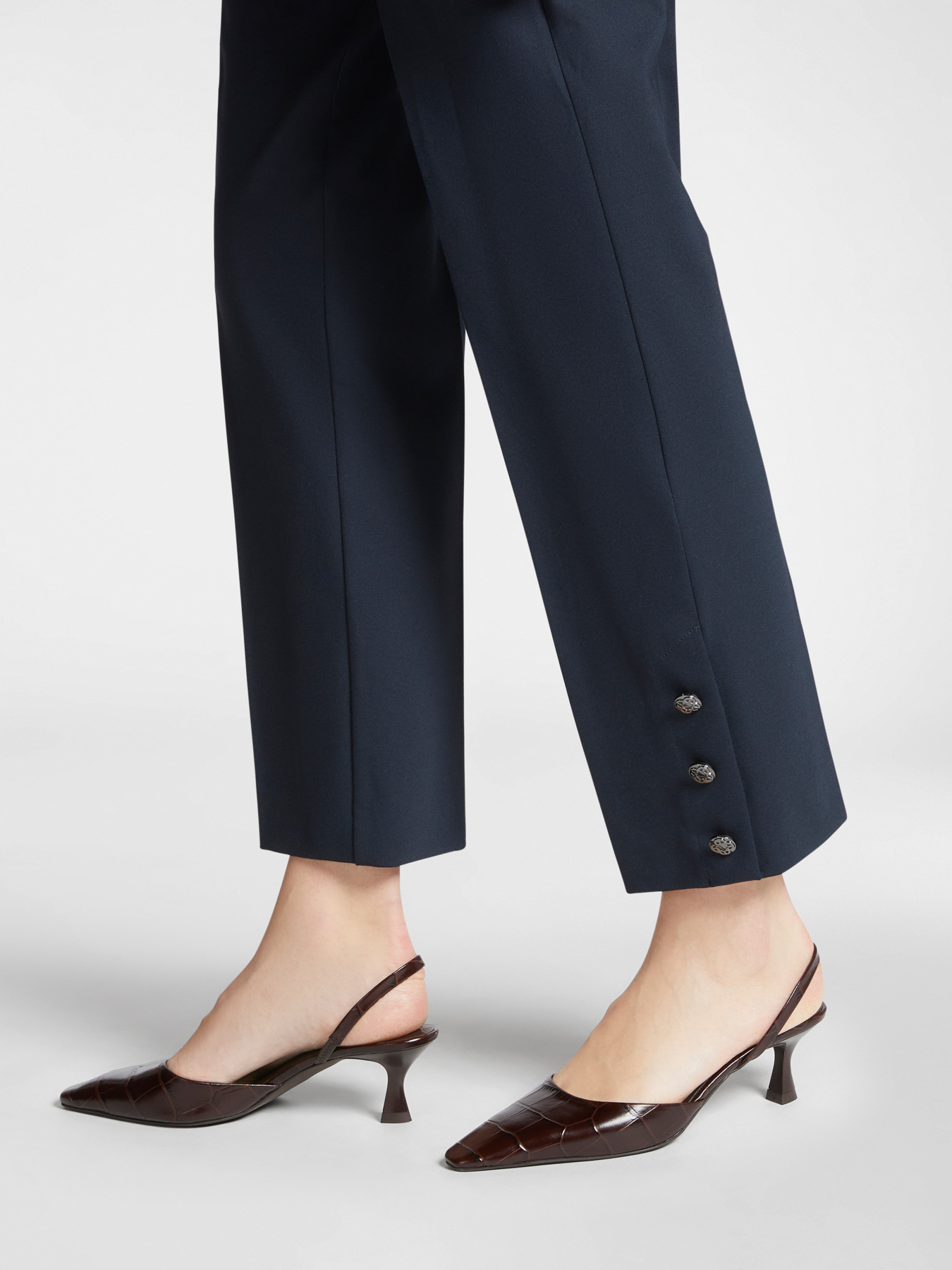 Pantalones chinos con botones en la parte inferior image number 3