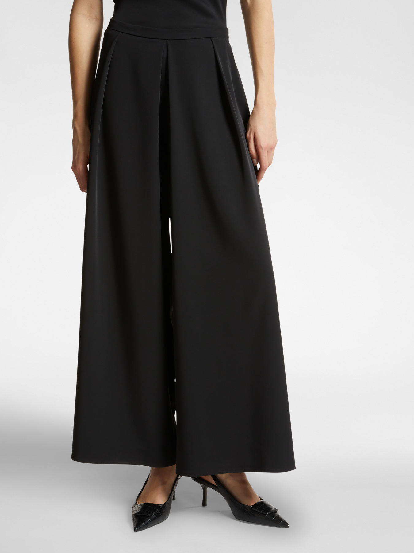 Weit geschnittene Hose mit Falten image number 6