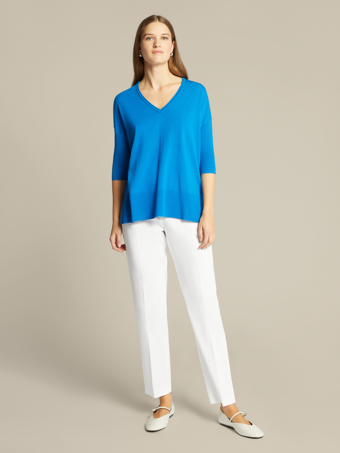 Su&eacute;ter con escote de pico image number 2