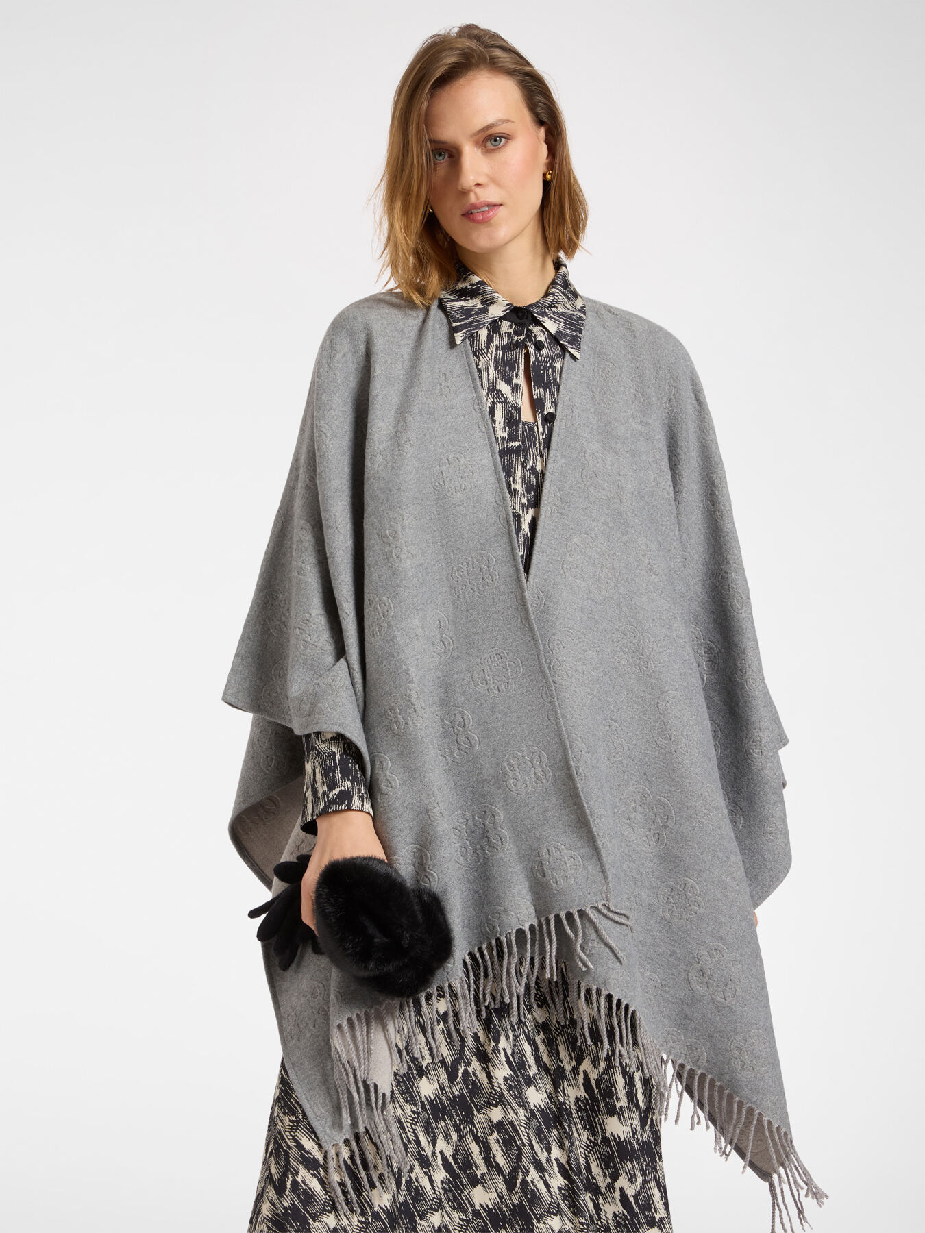 Mantella reversibile Monogram image number 0