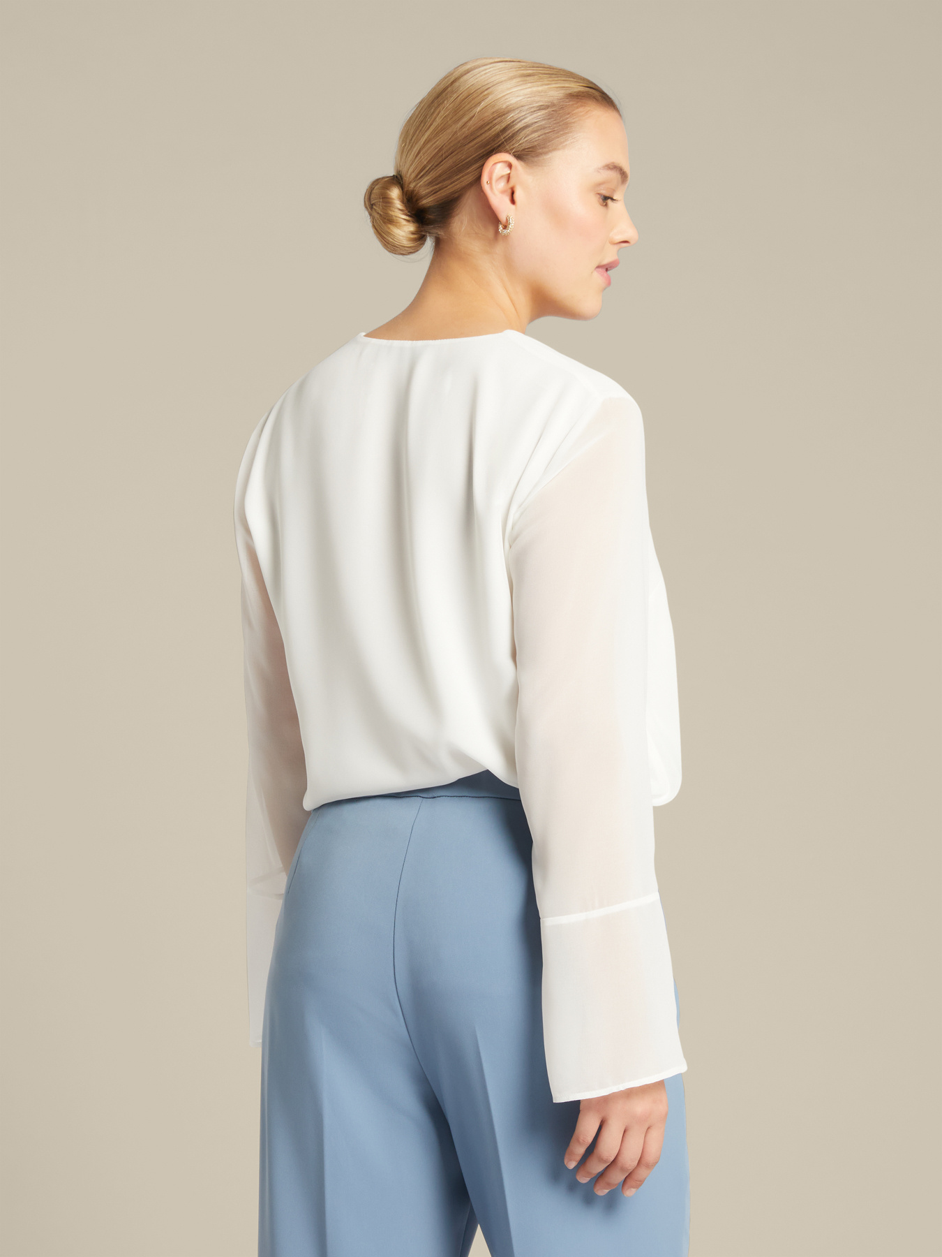 Blusa elegante con pu&ntilde;os de p&eacute;talo image number 1