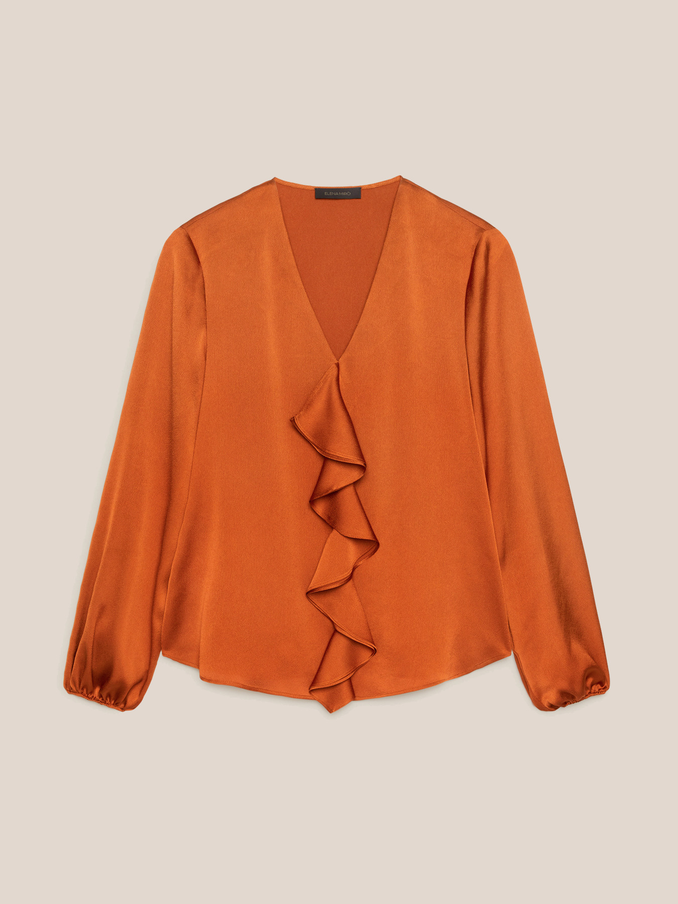 Blusa de raso con chorrera