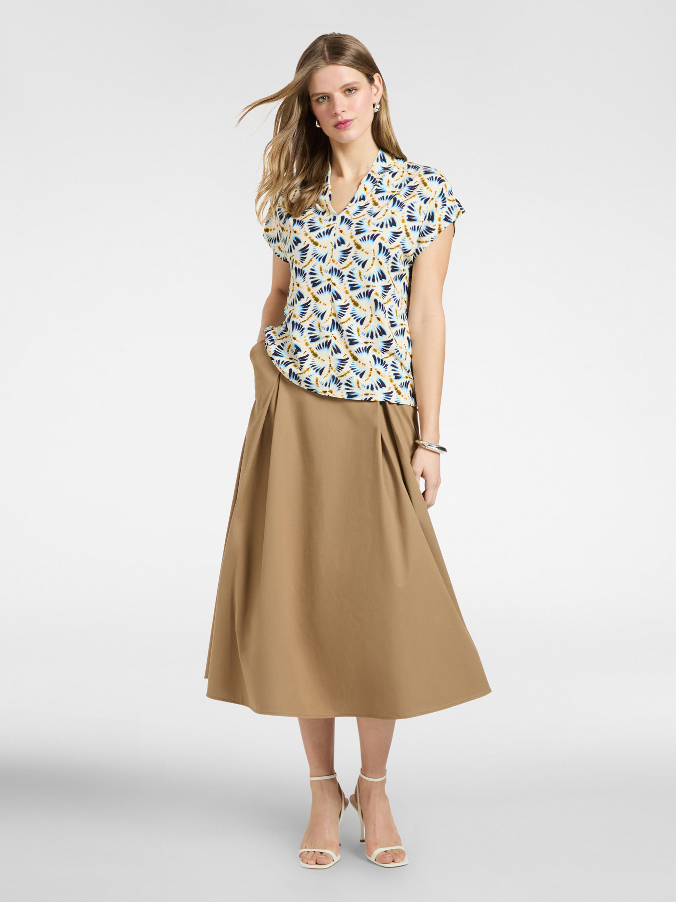 T-shirt stampata con scollo a V image number 2