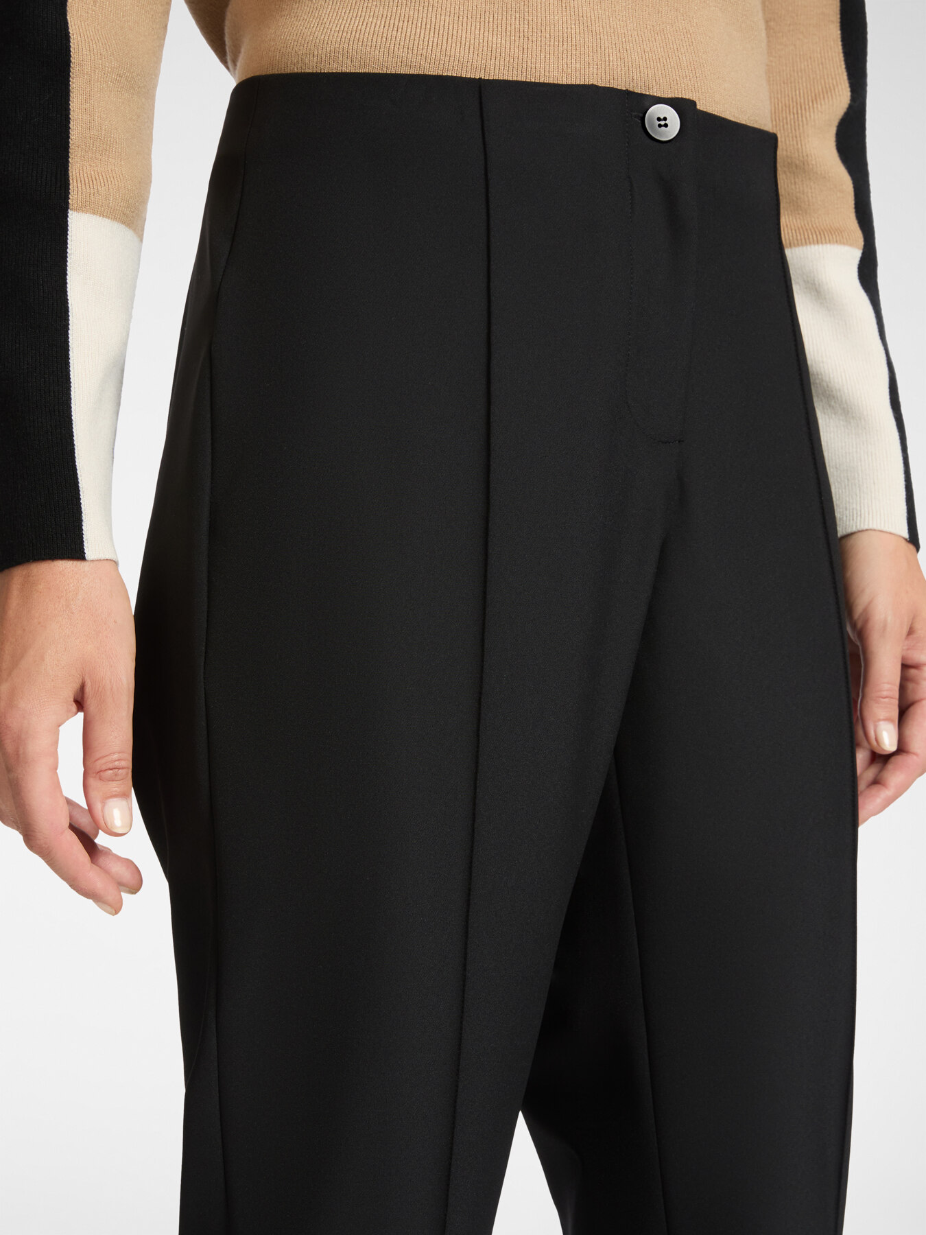 Pantalon slim en tissu technique image number 3