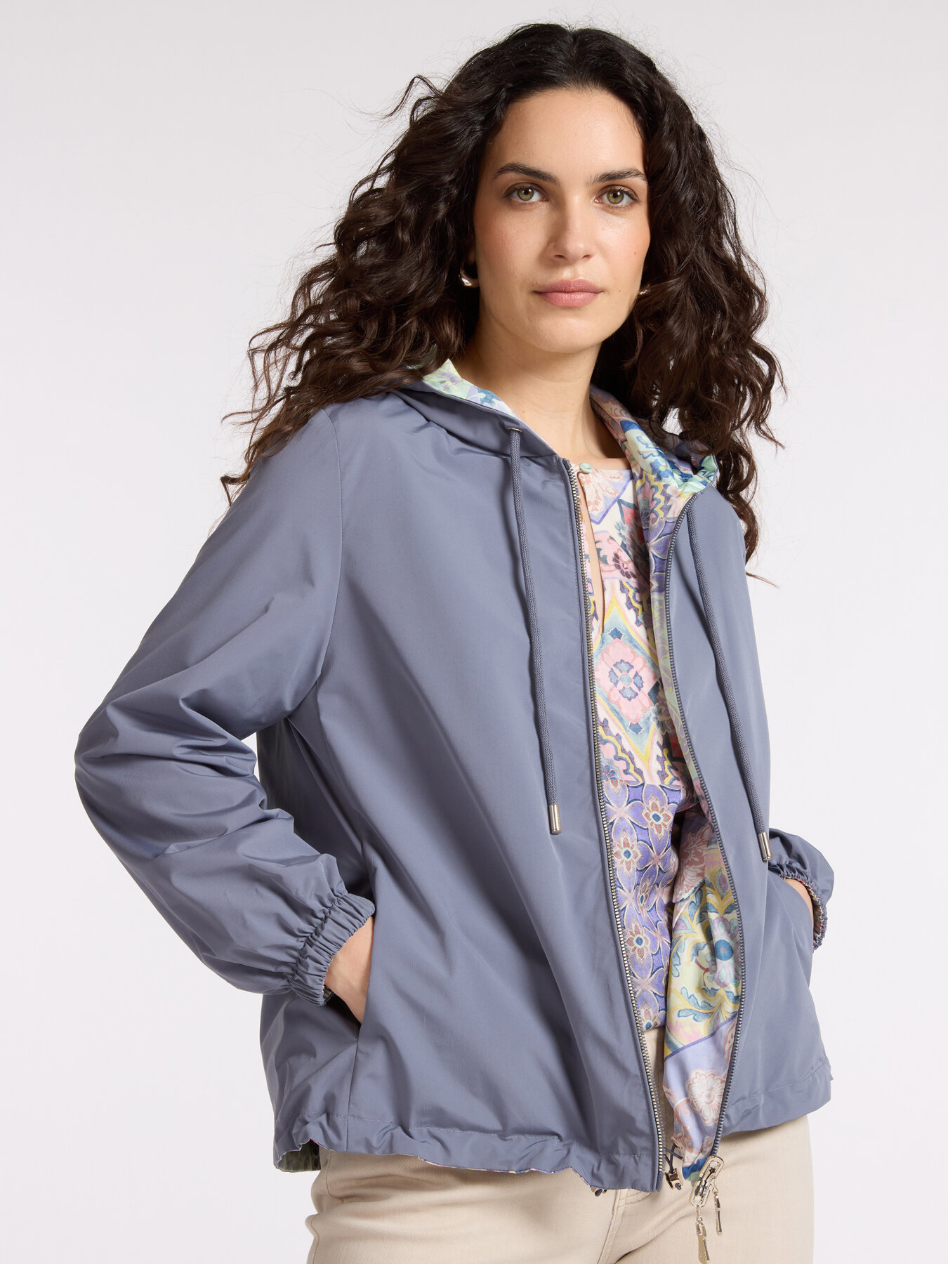 Parka reversible estampado con capucha image number 4