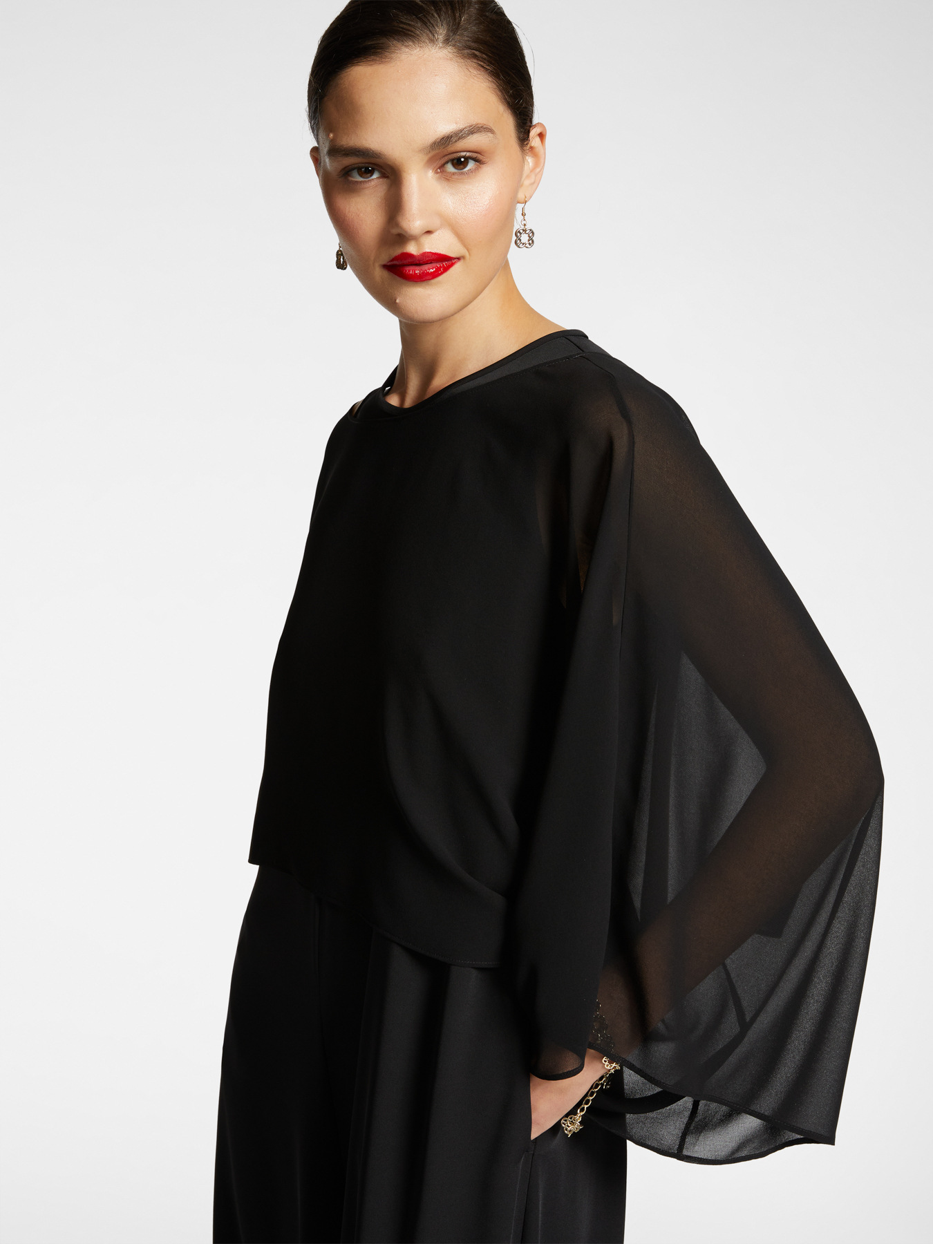 Elegant suit with jumpsuit and cape image number 3