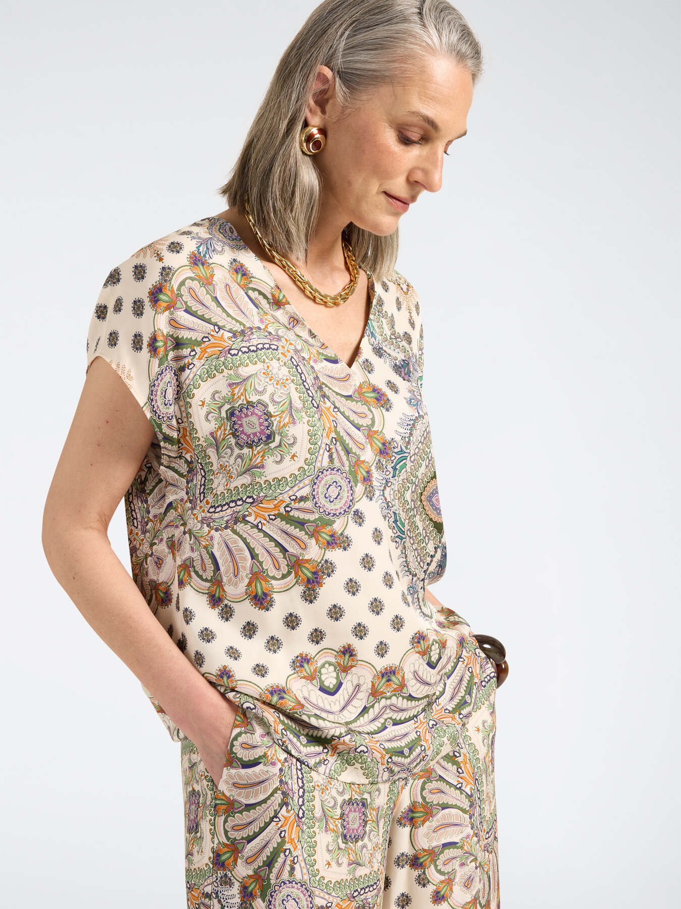 Blouse en viscose imprim&eacute;e avec encolure en V image number 0