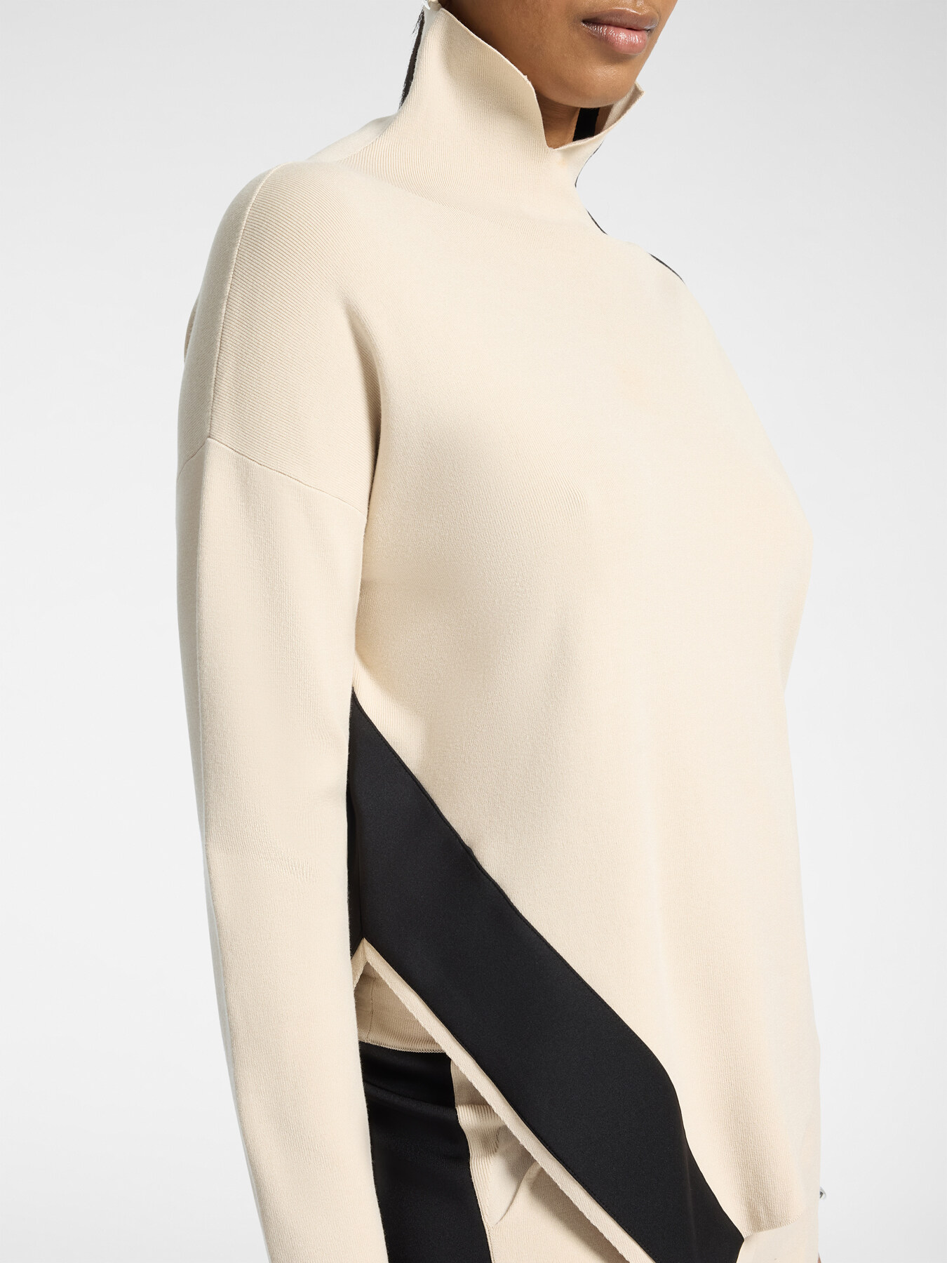 Rollkragenpullover mit asymmetrischem Saum image number 3