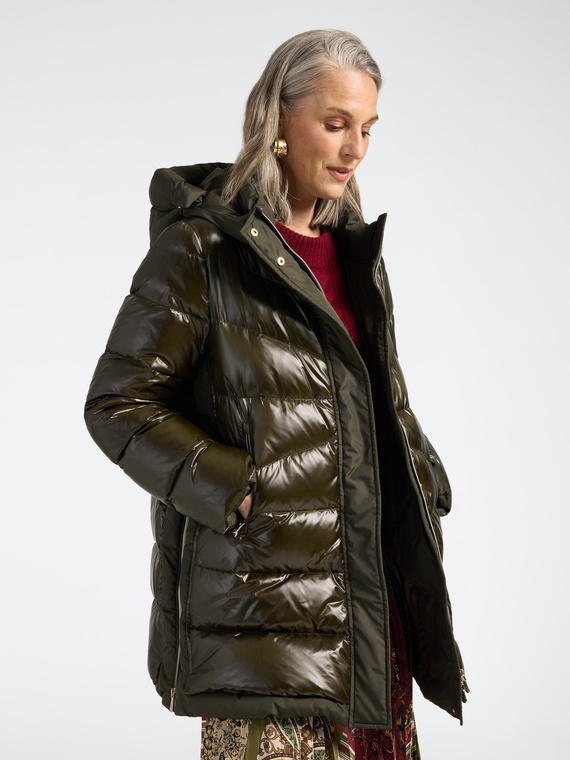 Langer Daunenmantel aus gl&auml;nzendem und mattem Nylon