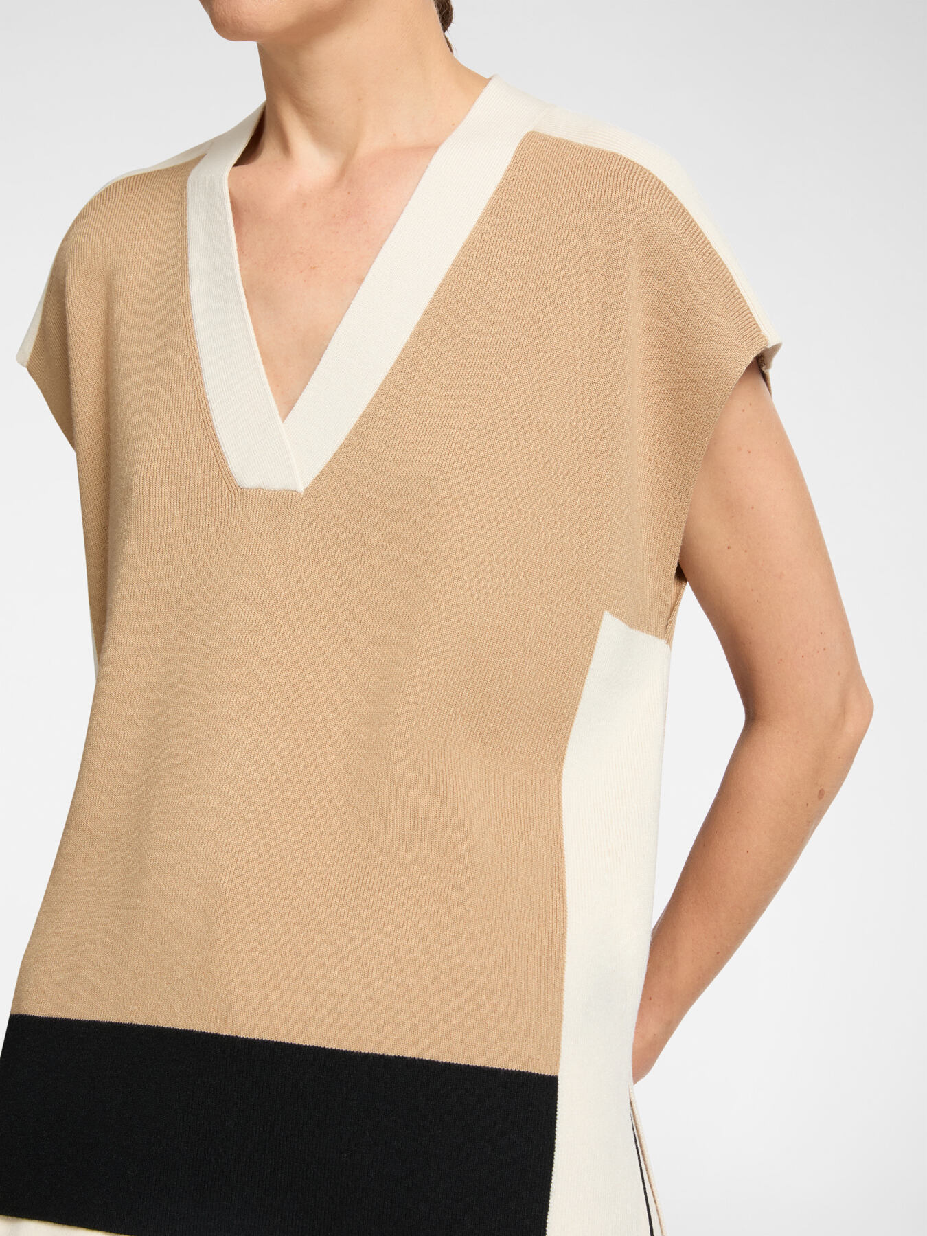 Gilet scollato a V image number 2