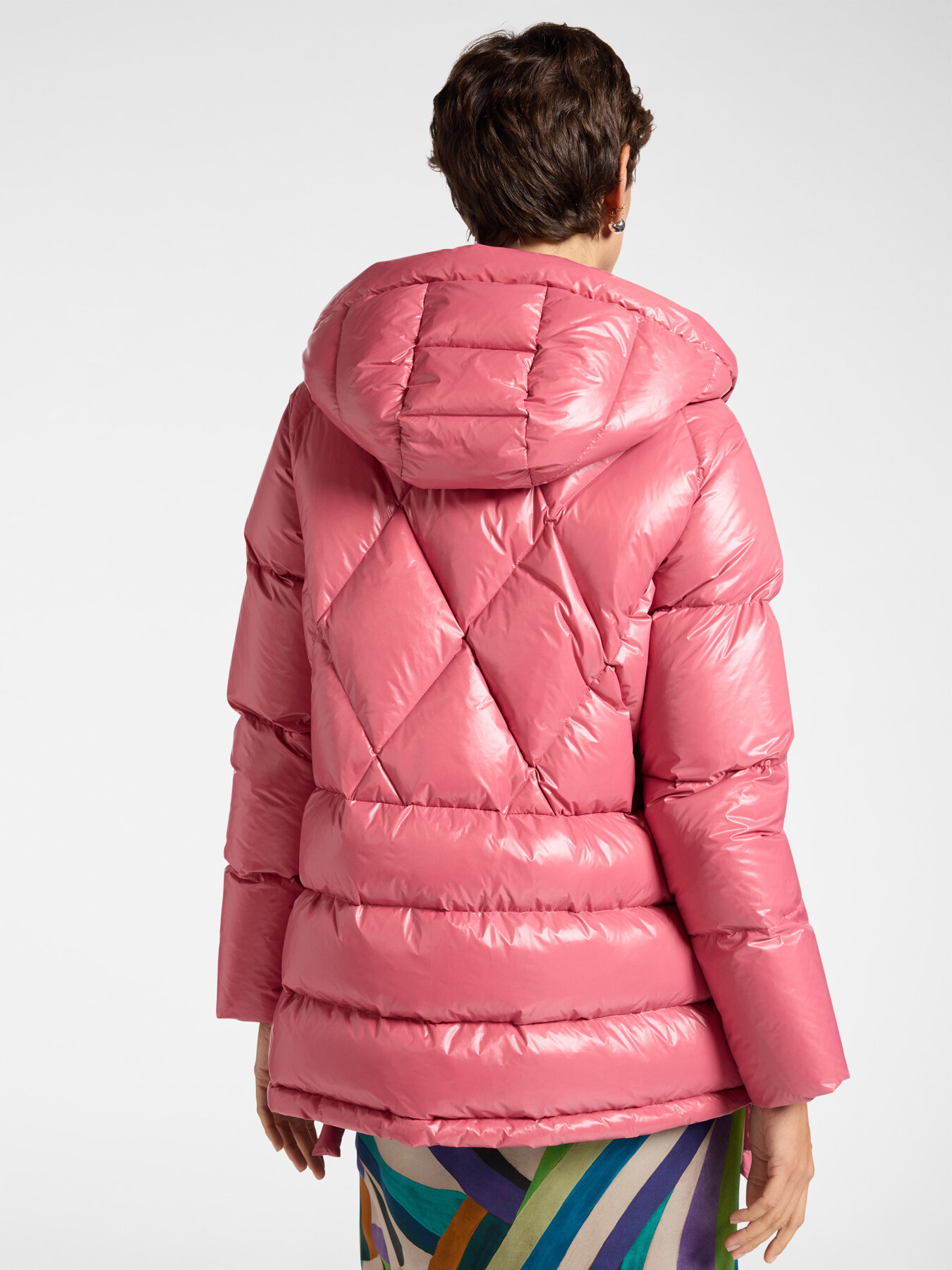 Diamond-patterned down jacket with large pockets image number 1