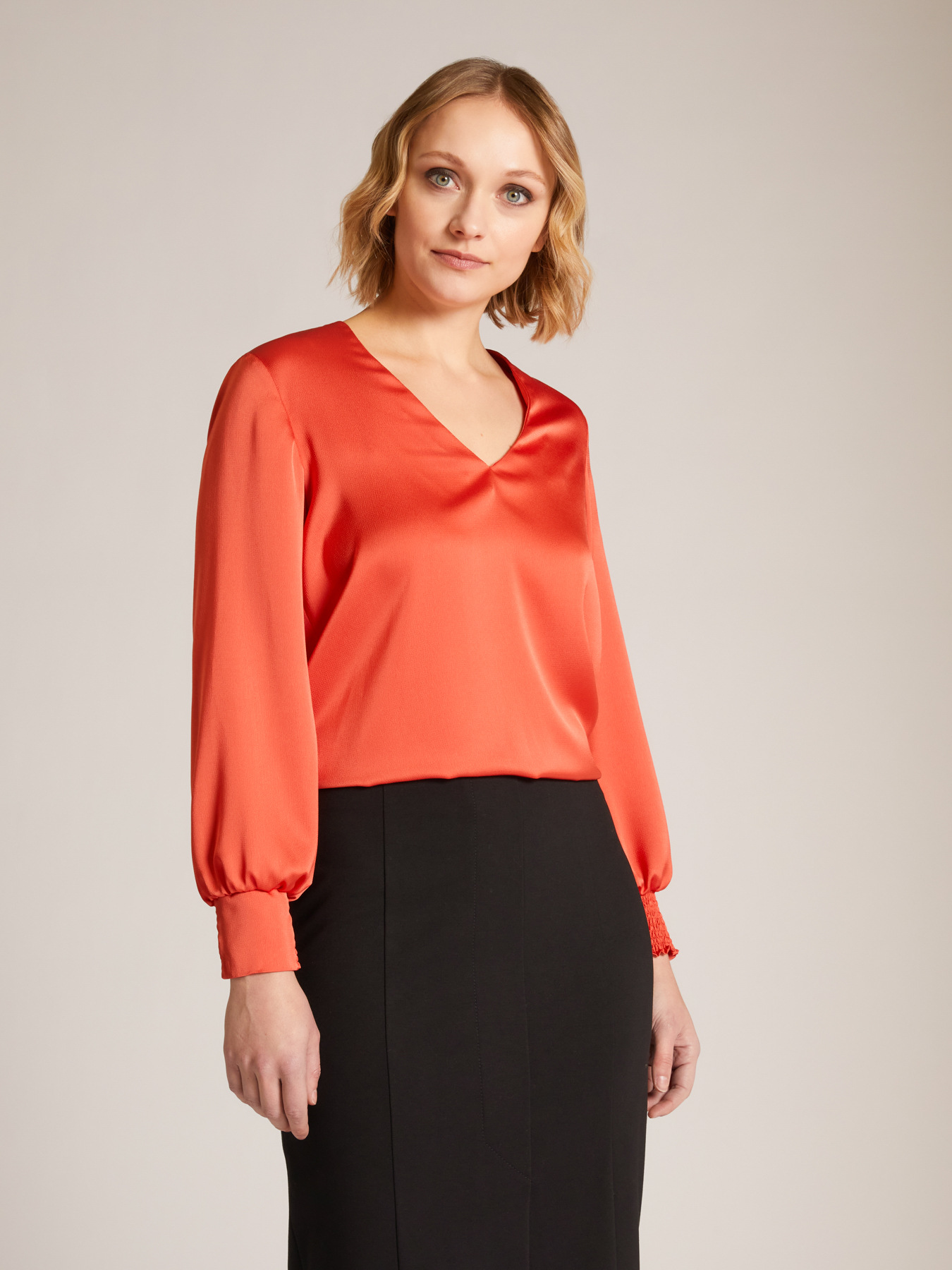 Satin-Bluse mit V-Ausschnitt image number 2