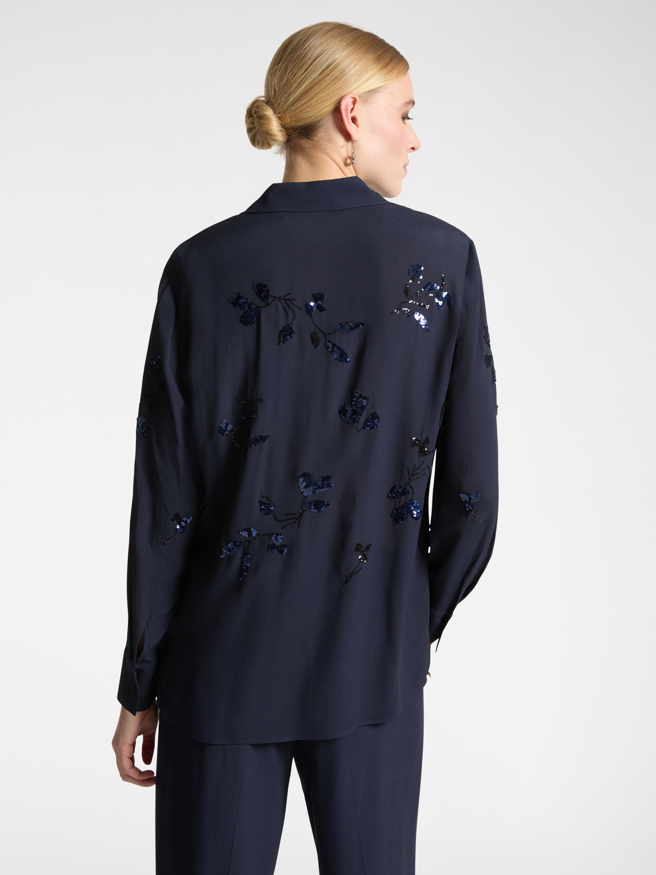 Chemise &eacute;l&eacute;gante brod&eacute;e image number 1