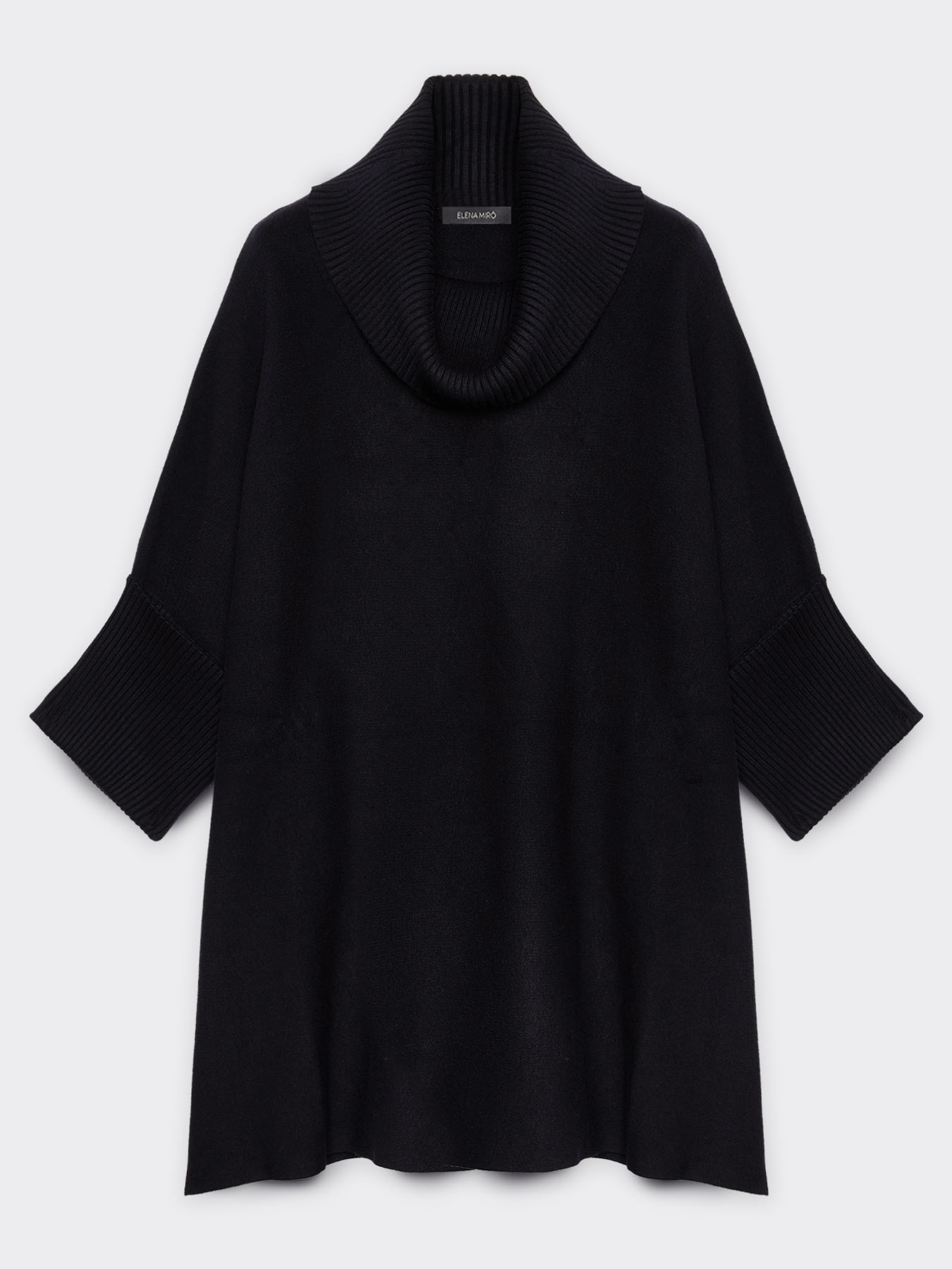 Cape longue en tricot image number 4