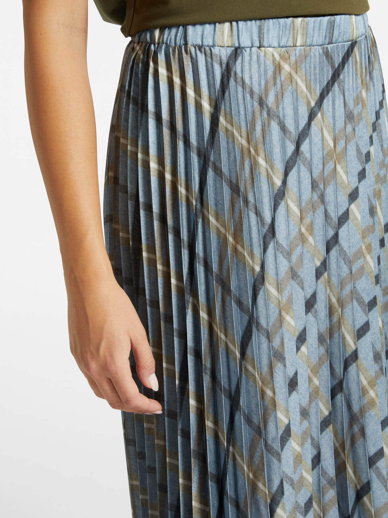 Pleated skirt in printed satin image number 3