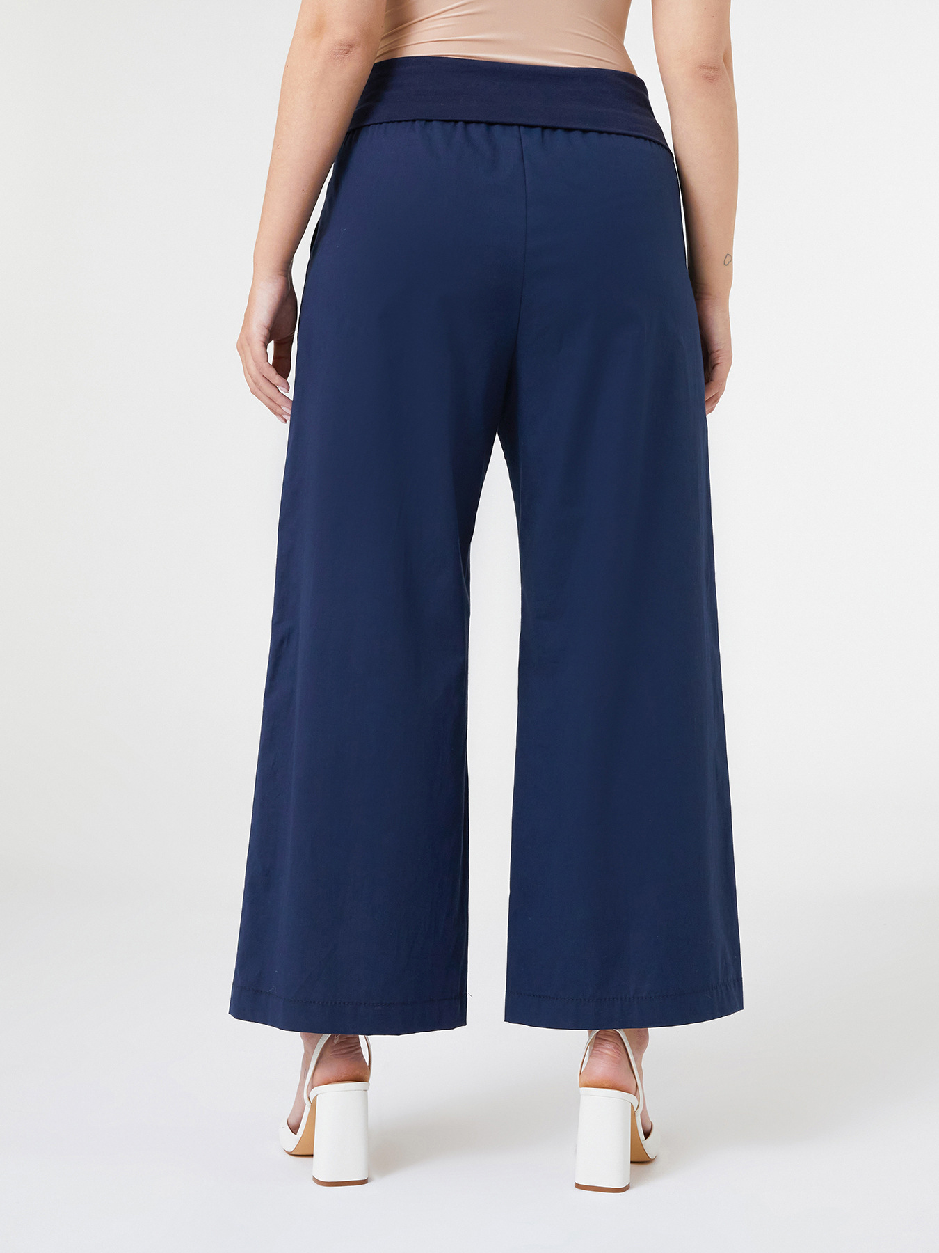 Pantalones cropped con borde en la cintura image number 1