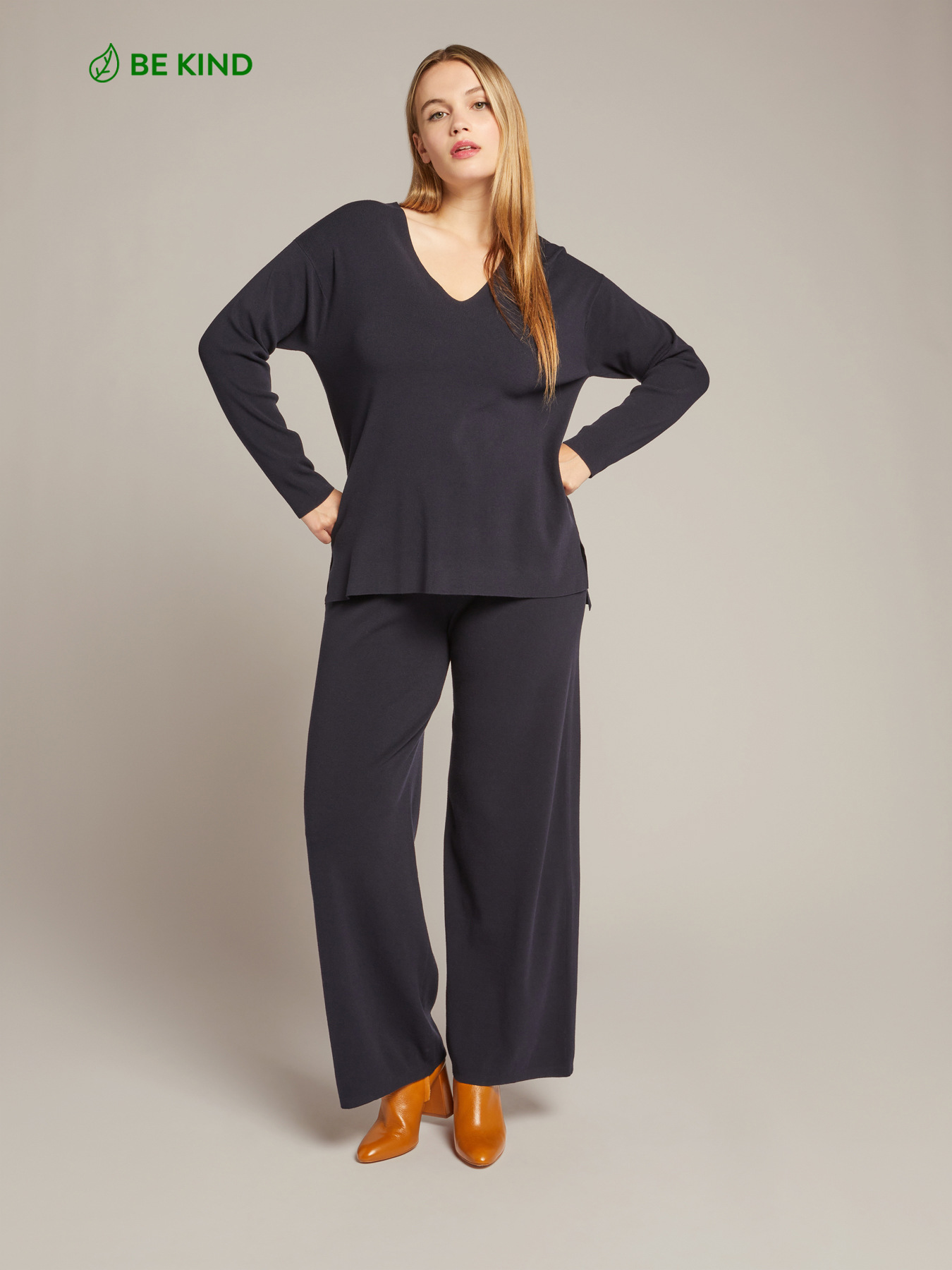 Pull à col en V en maille compacte en viscose responsable image number 0