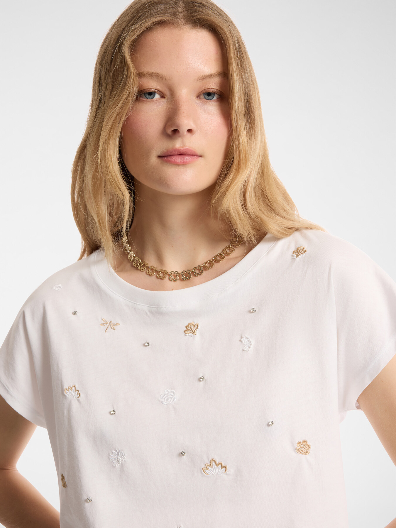 Camiseta de algodón con aplicaciones image number 3