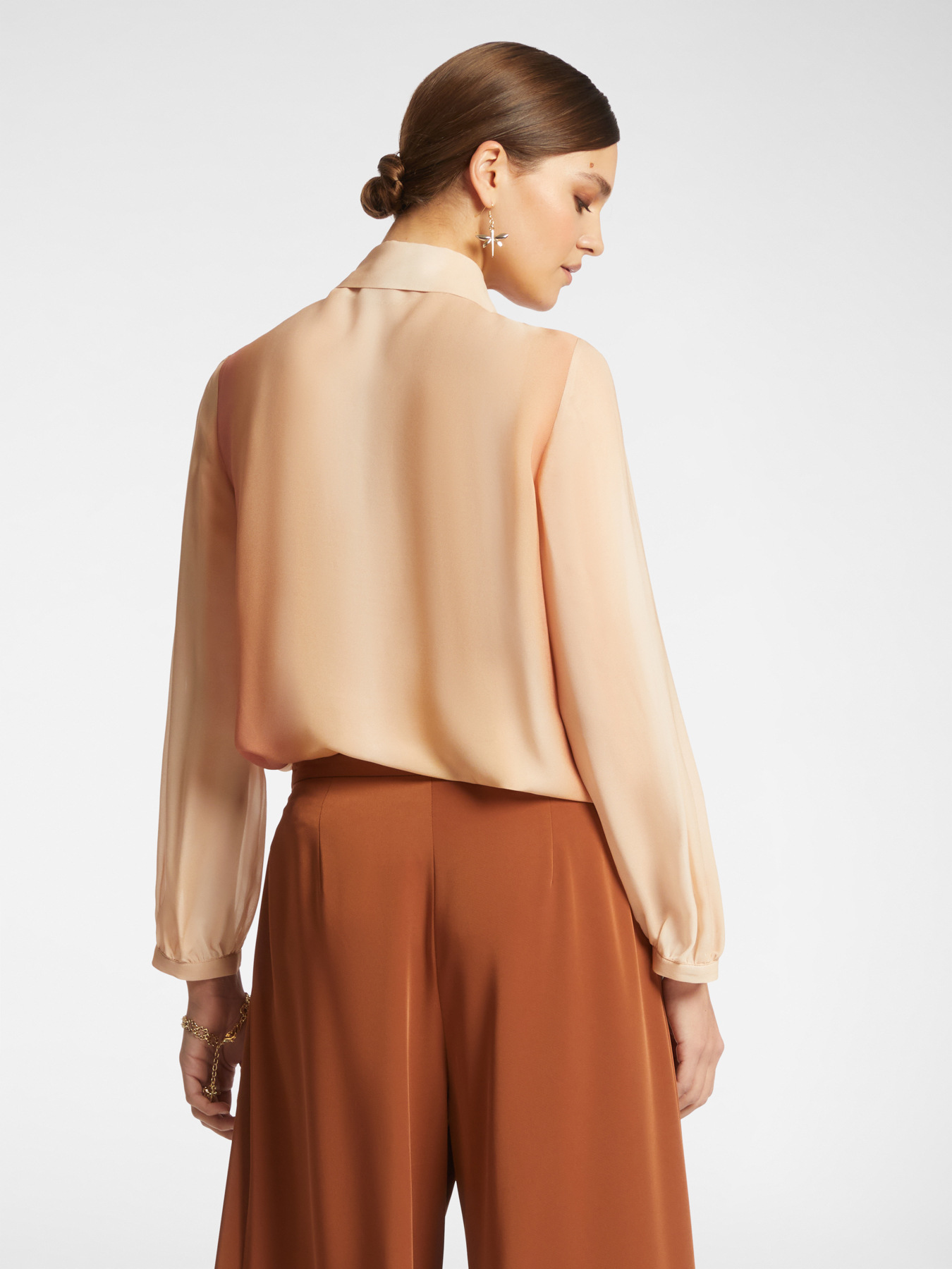 Satinbluse in nunacierter Farbe image number 1