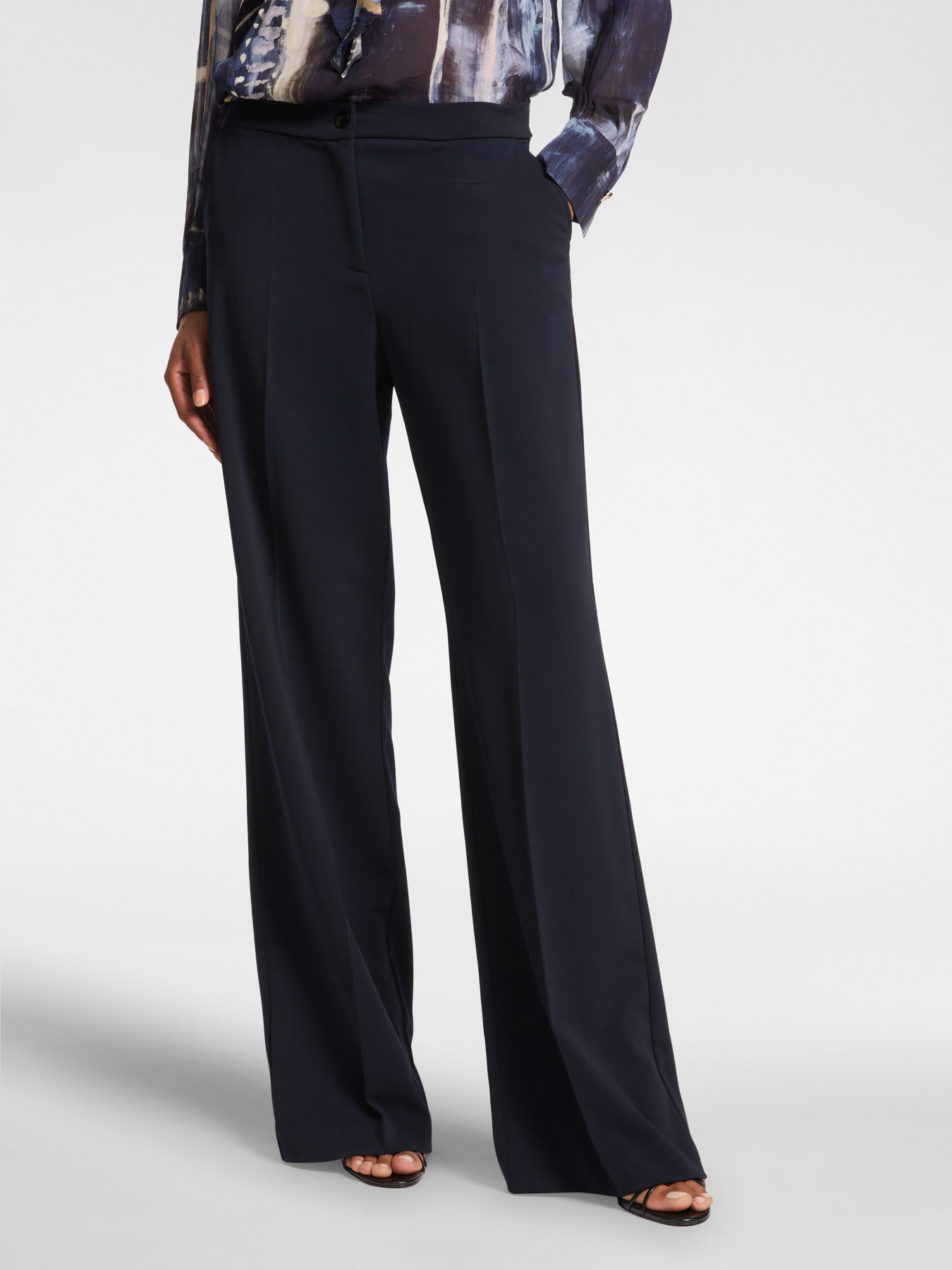 Herrenhose aus flie&szlig;endem Stoff image number 2