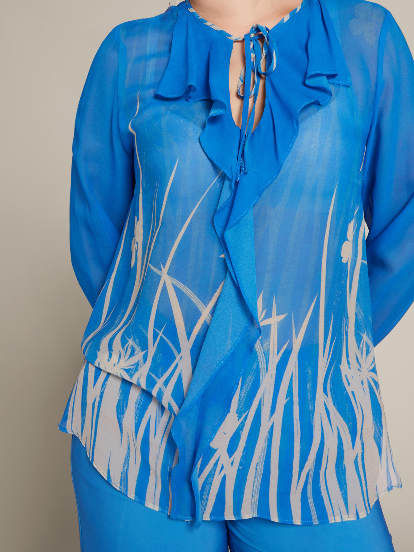 Blusa estampada com folhos image number 3