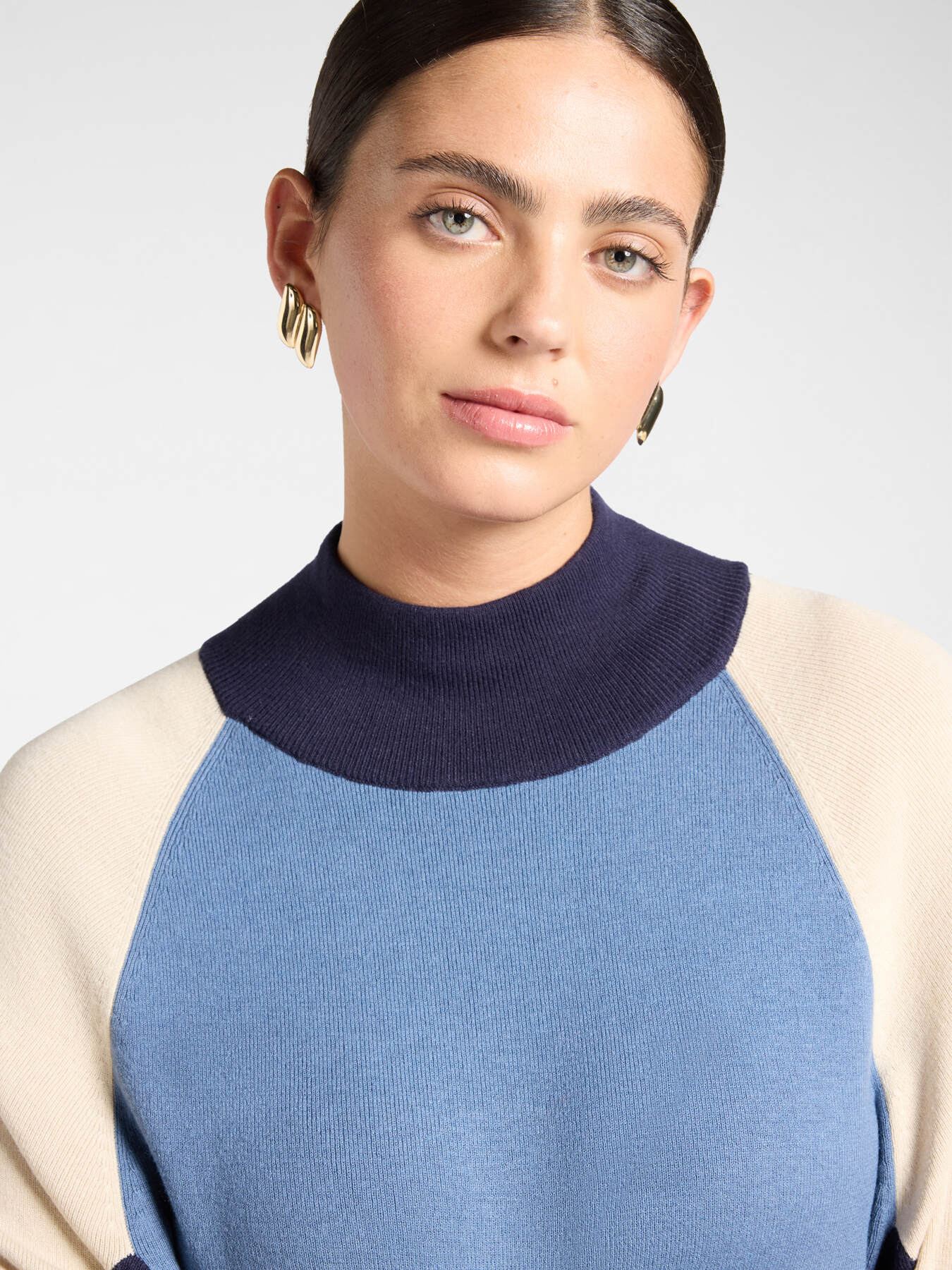 Color-block turtleneck sweater with raglan sleeves image number 3