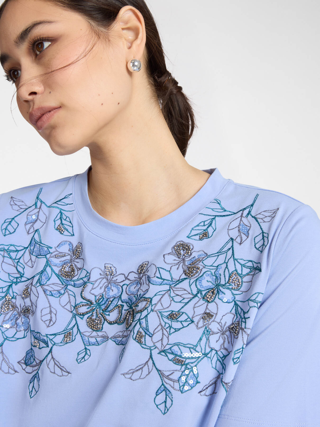 T-shirt with floral embroidery image number 3